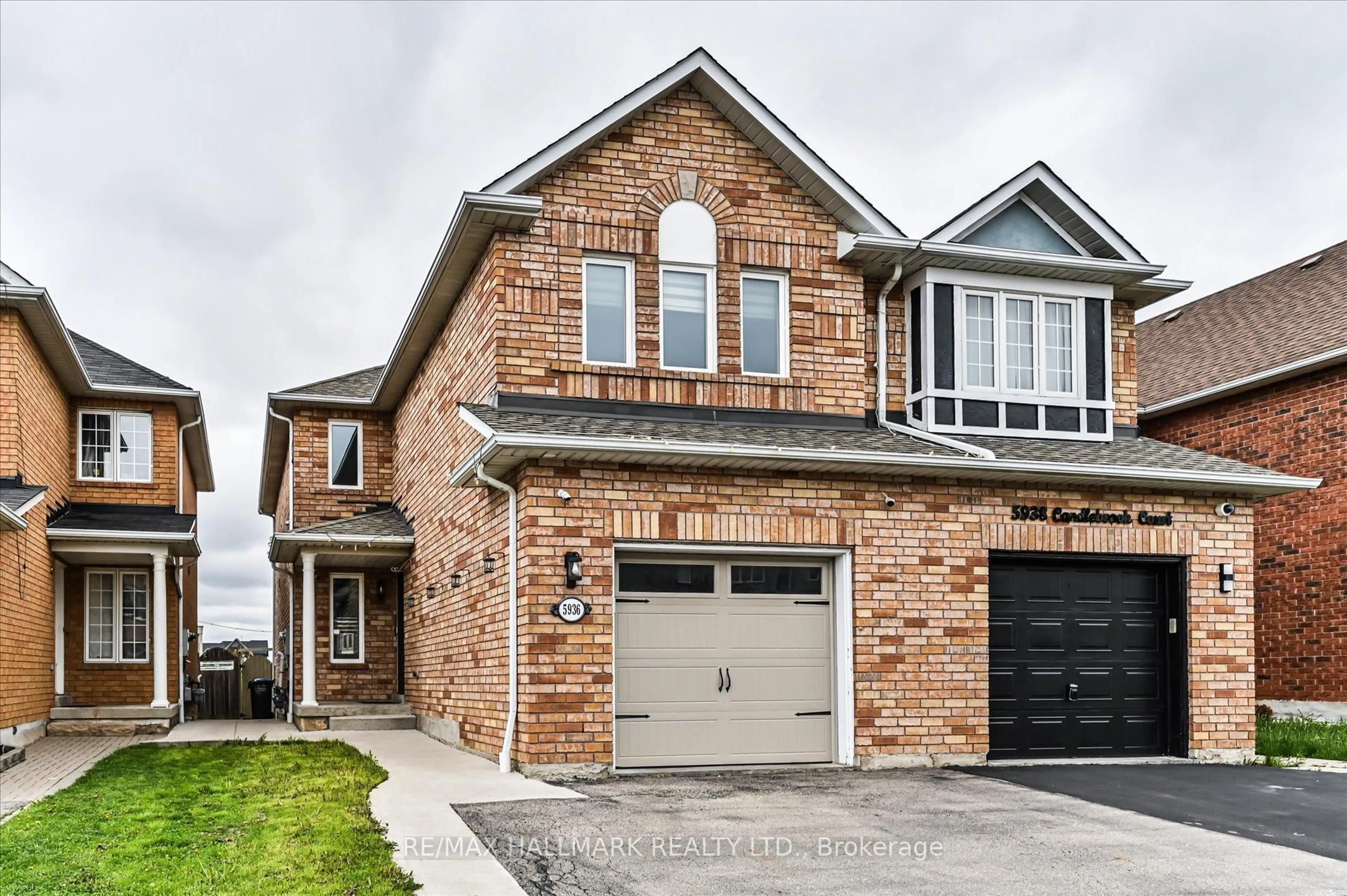 Home with brick exterior material, street for 5936 Candlebrook Crt, Mississauga Ontario L5V 2V5