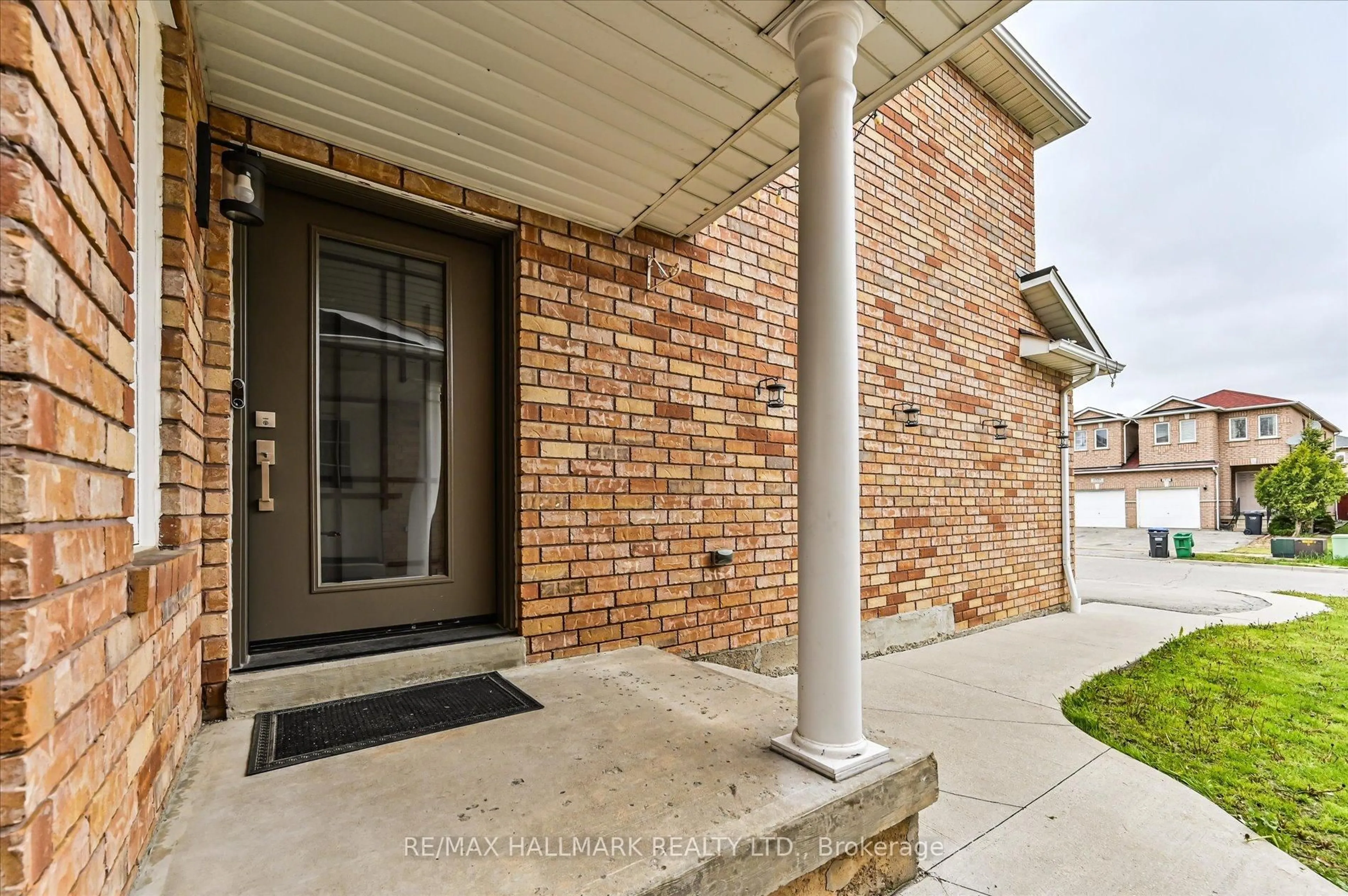 Home with brick exterior material, street for 5936 Candlebrook Crt, Mississauga Ontario L5V 2V5