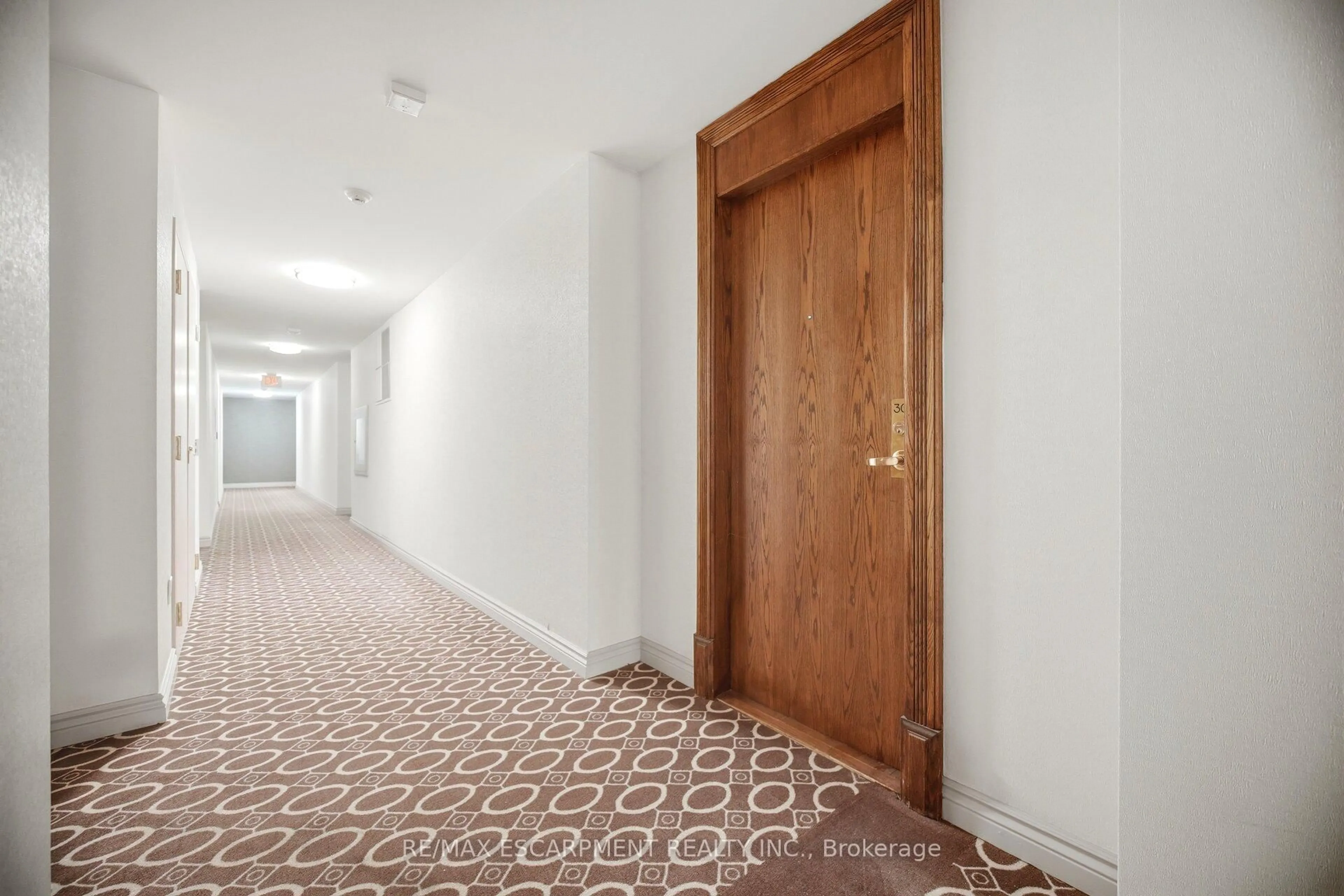 Indoor foyer for 156 ENFIELD Pl #307, Mississauga Ontario L5B 4L8