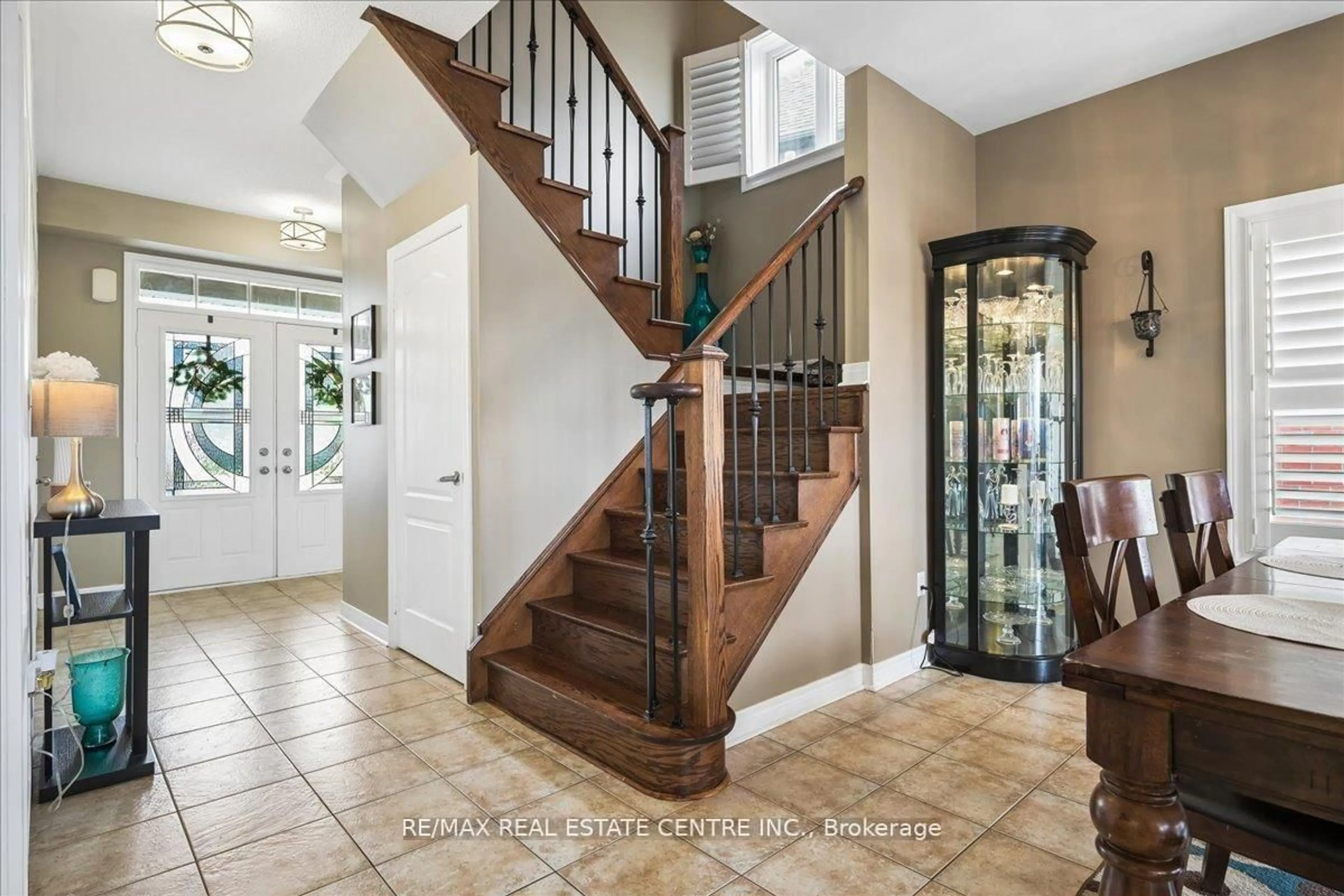 Indoor entryway for 33 Paula Crt, Orangeville Ontario L9W 5V1