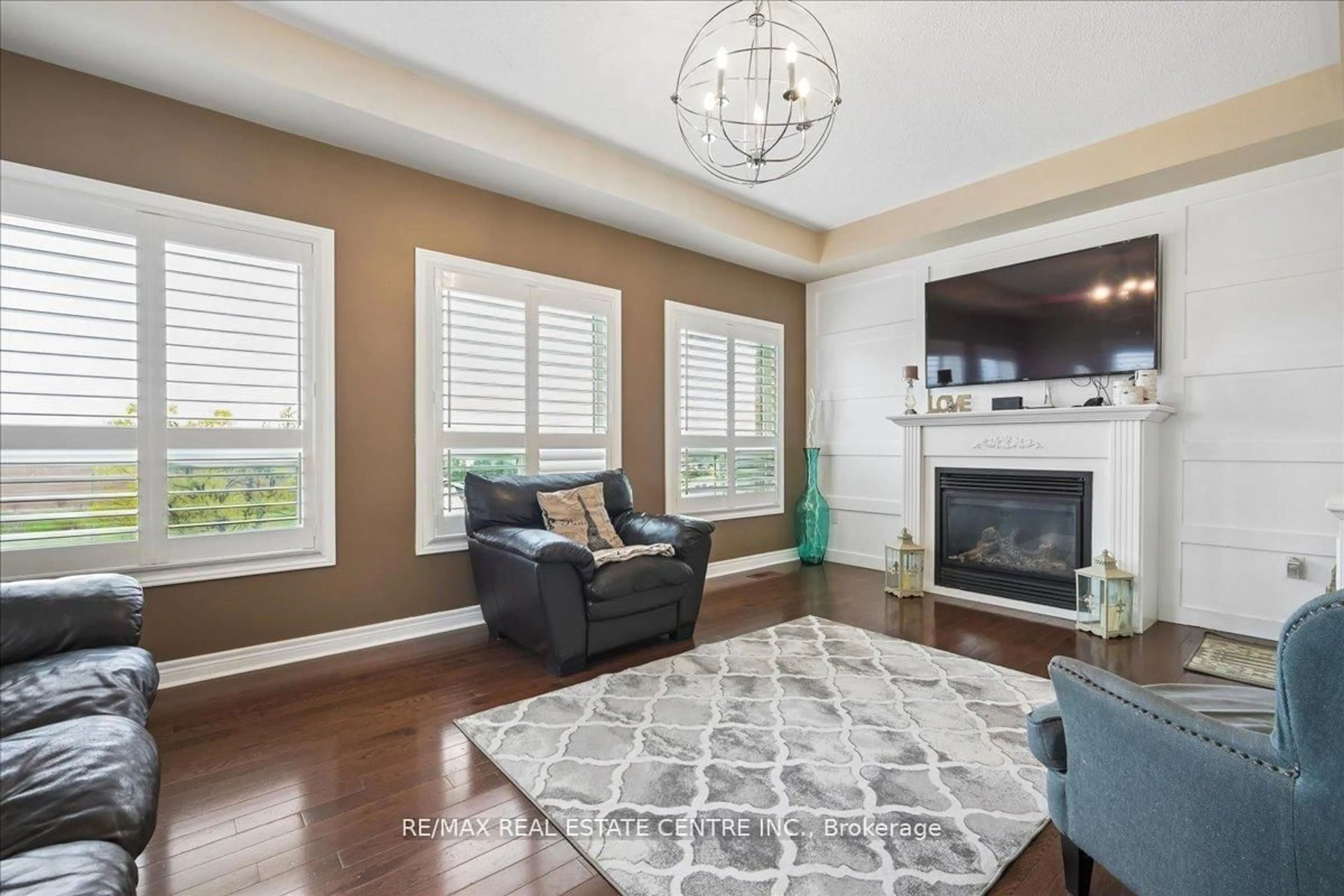 Living room with furniture, unknown for 33 Paula Crt, Orangeville Ontario L9W 5V1