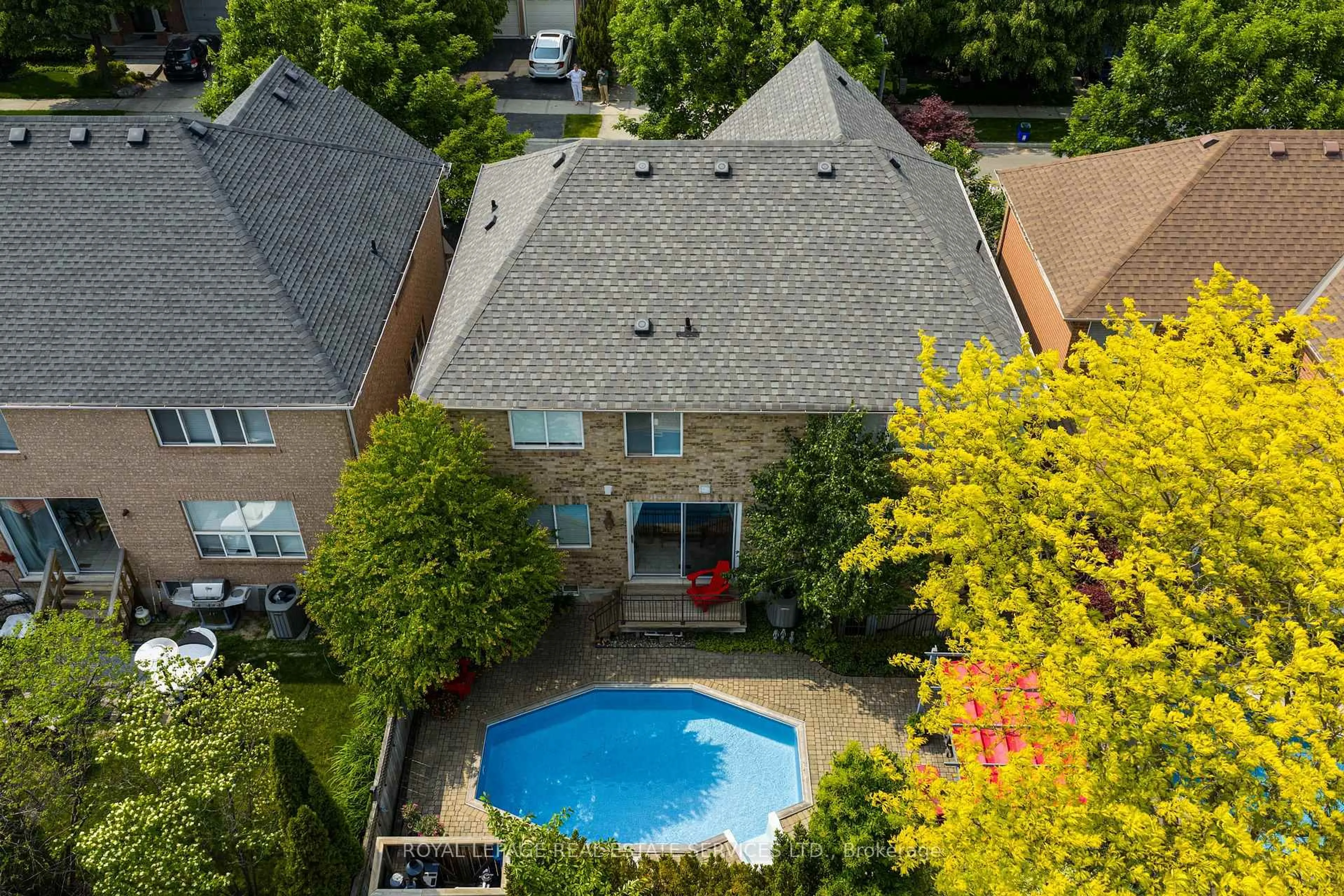 A pic from outside/outdoor area/front of a property/back of a property/a pic from drone, unknown for 1392 Pinecliff Rd, Oakville Ontario L6M 3Z1