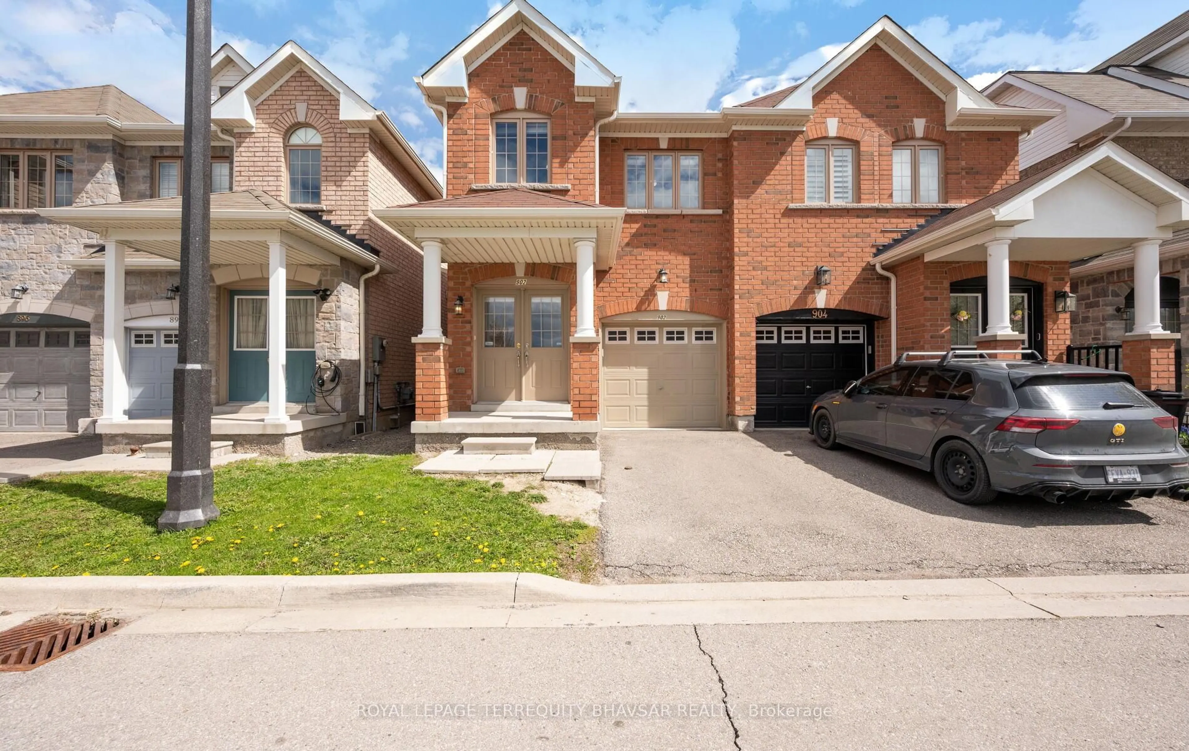Home with brick exterior material, street for 902 Francine Cres, Mississauga Ontario L5V 0E2