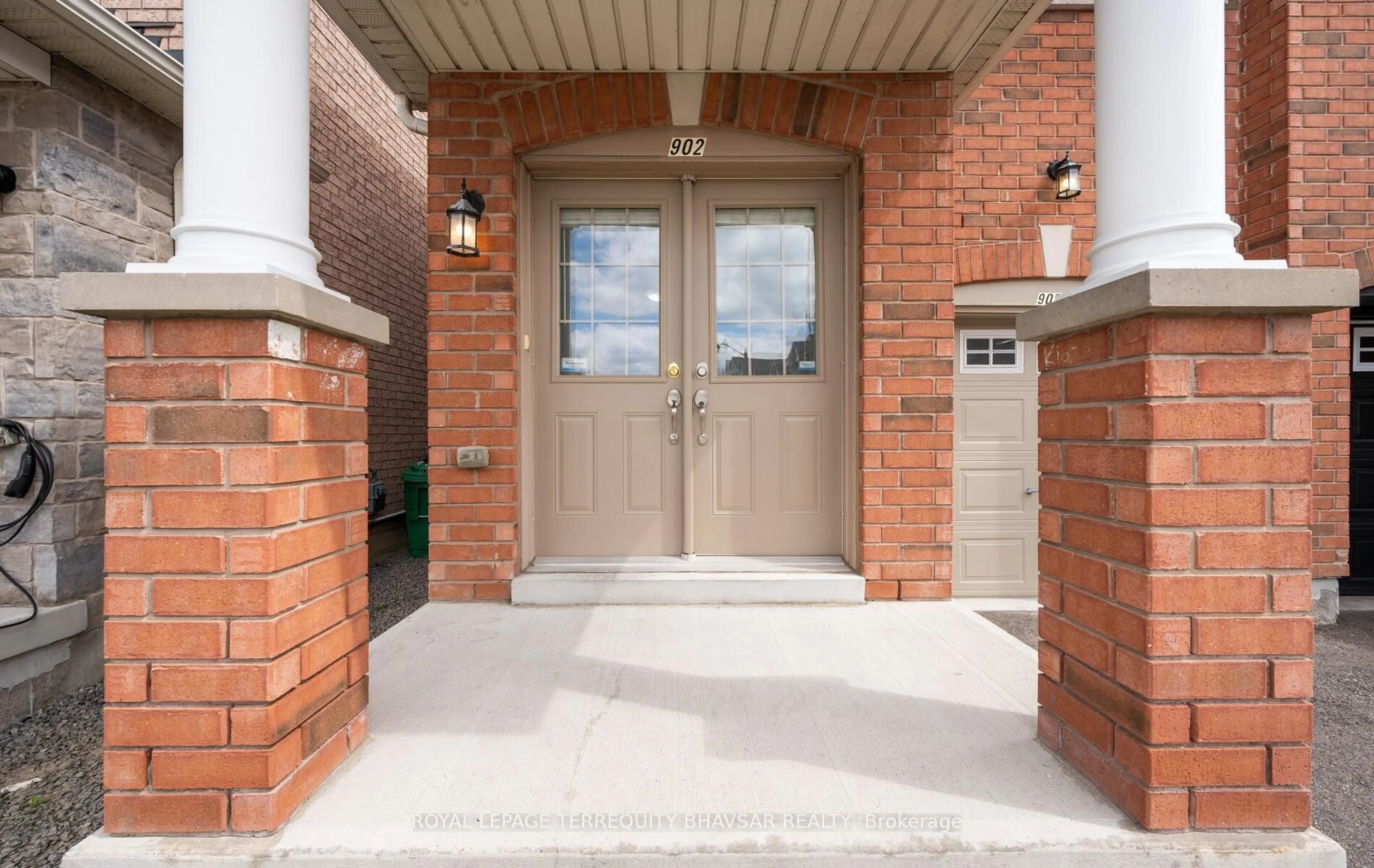 Indoor entryway for 902 Francine Cres, Mississauga Ontario L5V 0E2