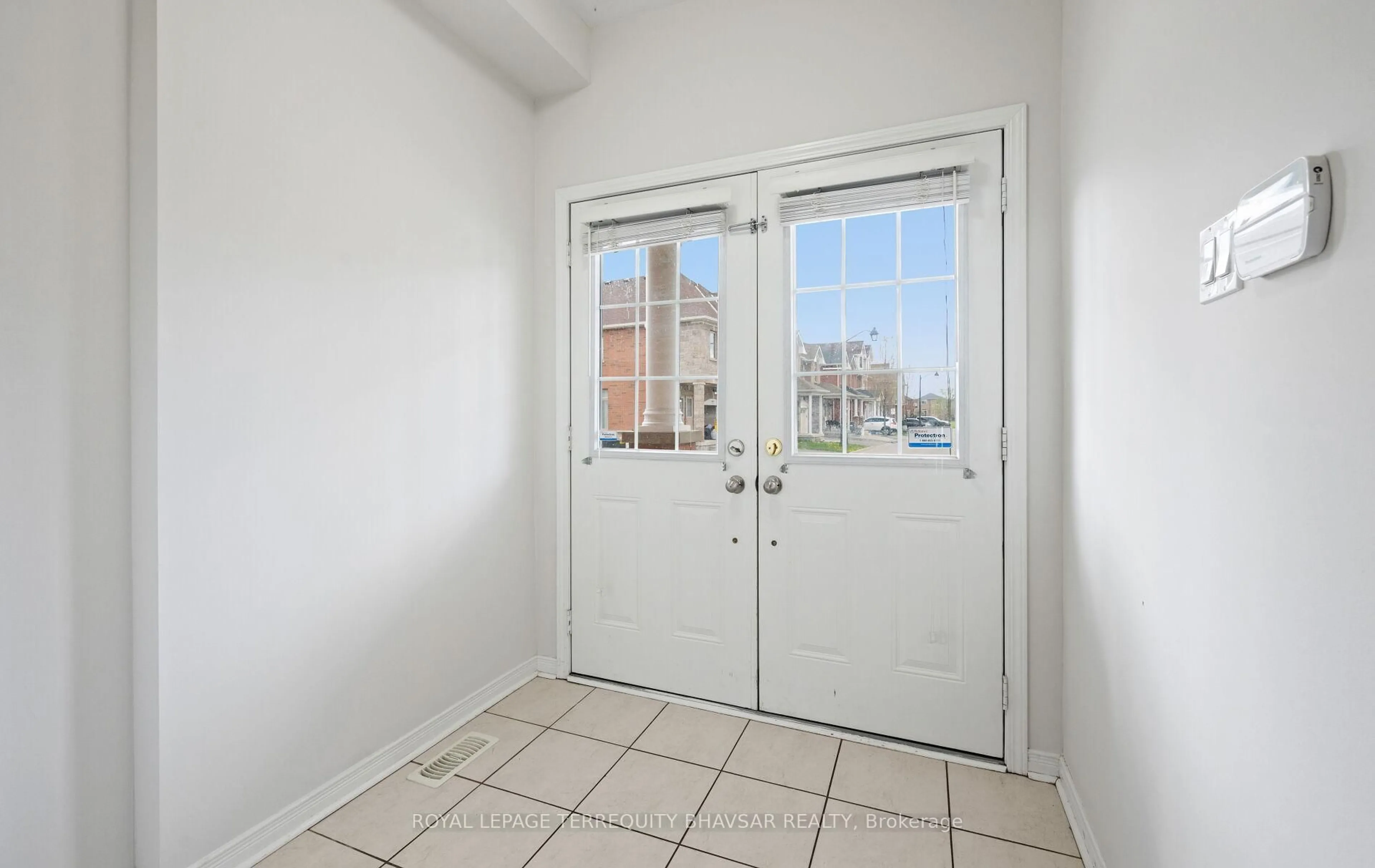 Indoor entryway for 902 Francine Cres, Mississauga Ontario L5V 0E2