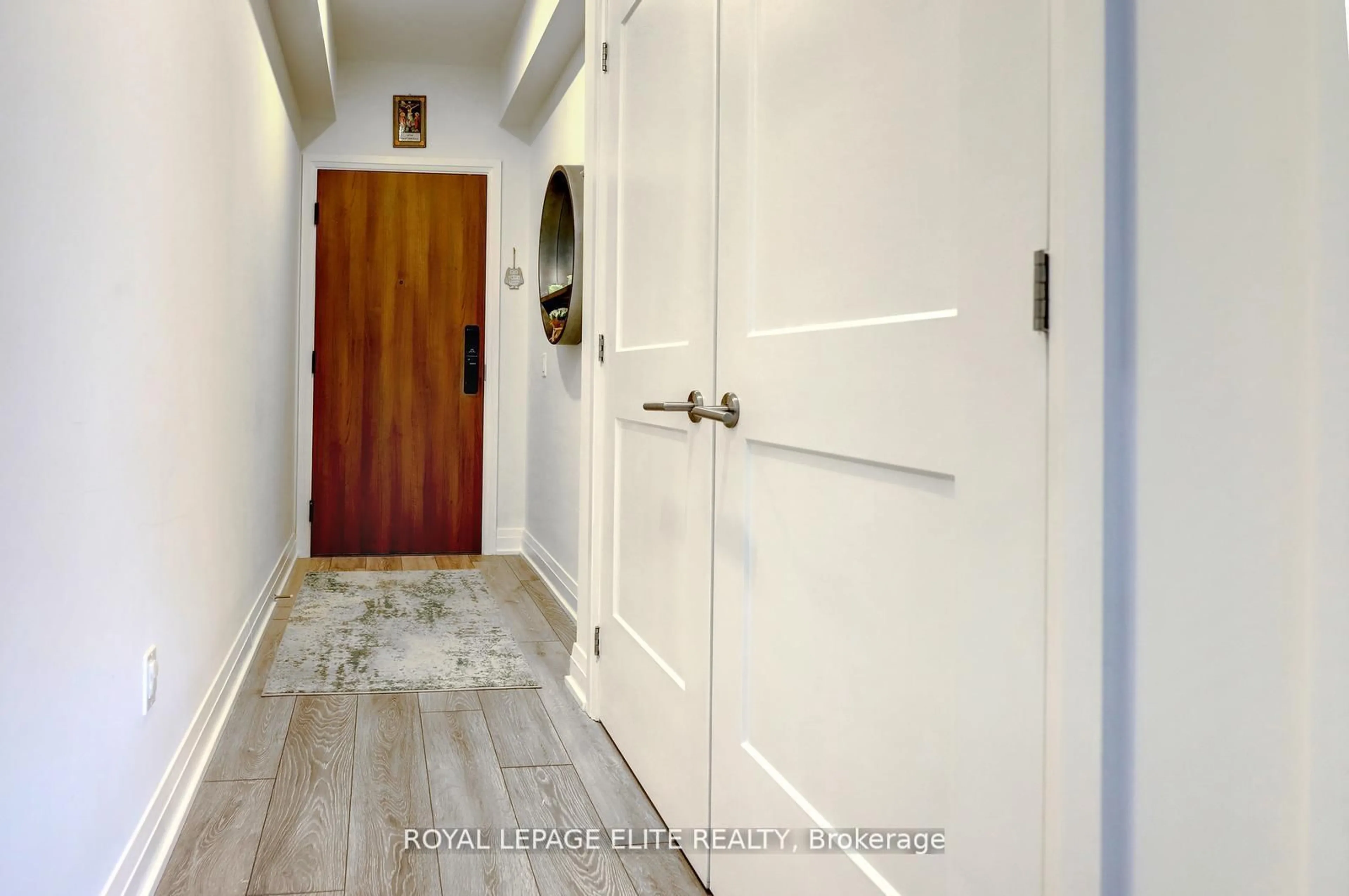 Indoor foyer for 21 Park St #318, Mississauga Ontario L5G 0C2