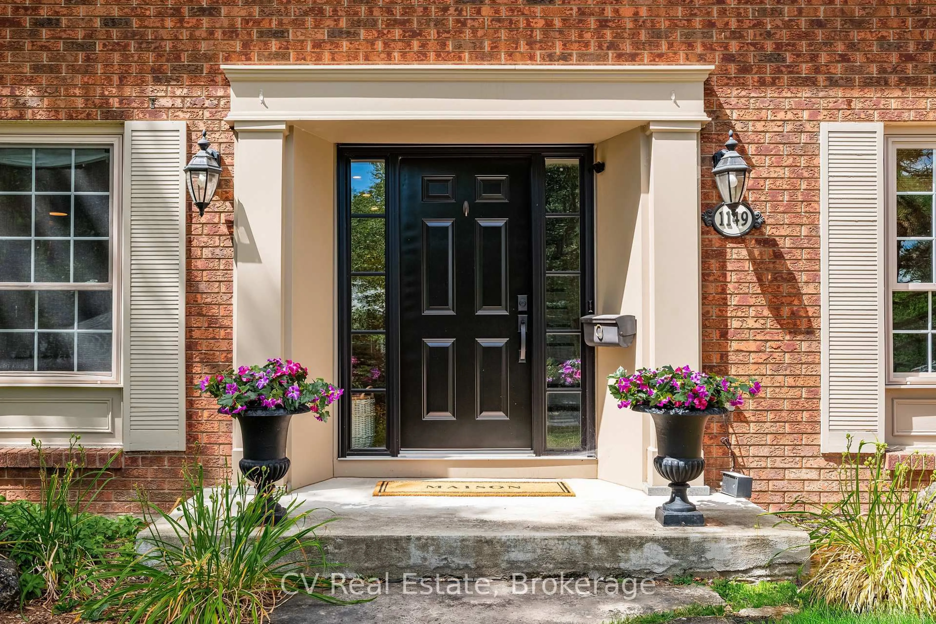 Indoor entryway for 1149 Crofton Way, Burlington Ontario L7P 3A8