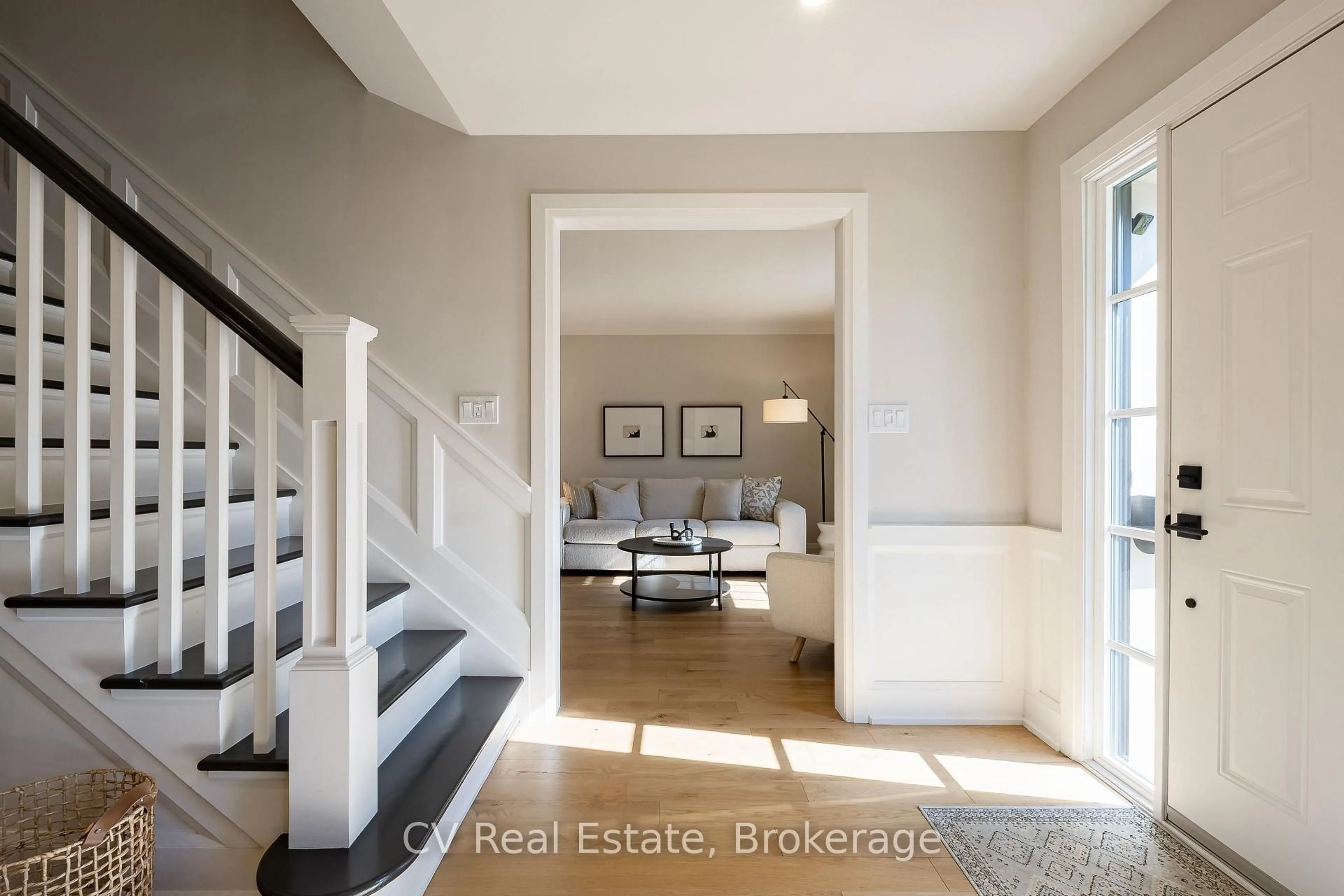 Indoor entryway for 1149 Crofton Way, Burlington Ontario L7P 3A8