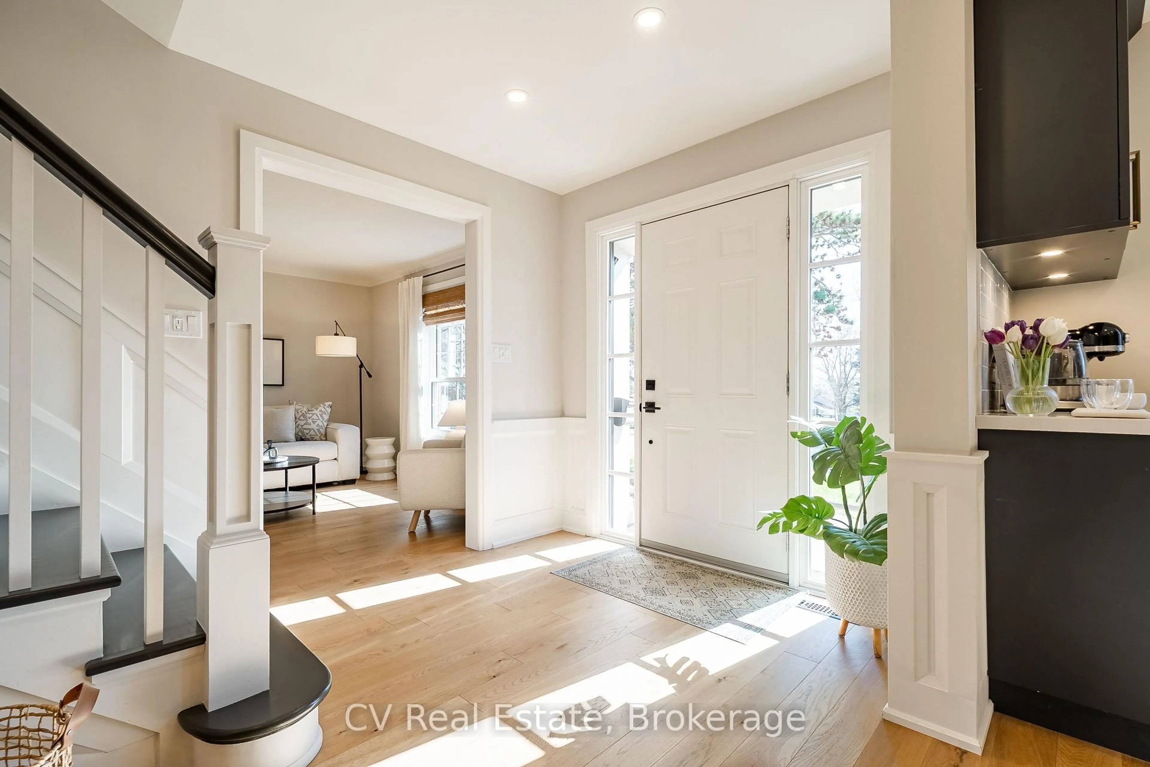Indoor entryway for 1149 Crofton Way, Burlington Ontario L7P 3A8