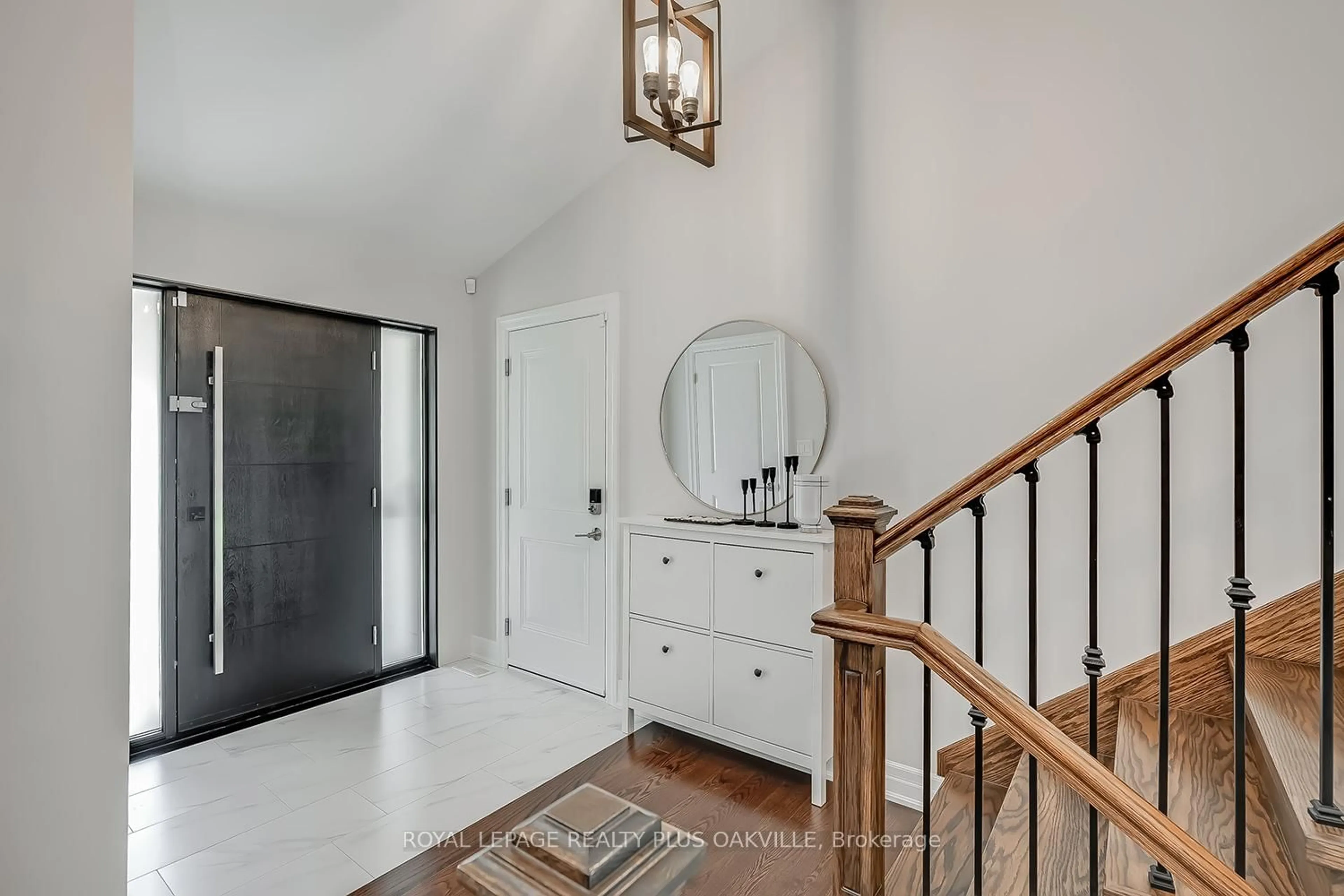 Indoor entryway for 3531 Gallager Dr, Mississauga Ontario L5C 2N2