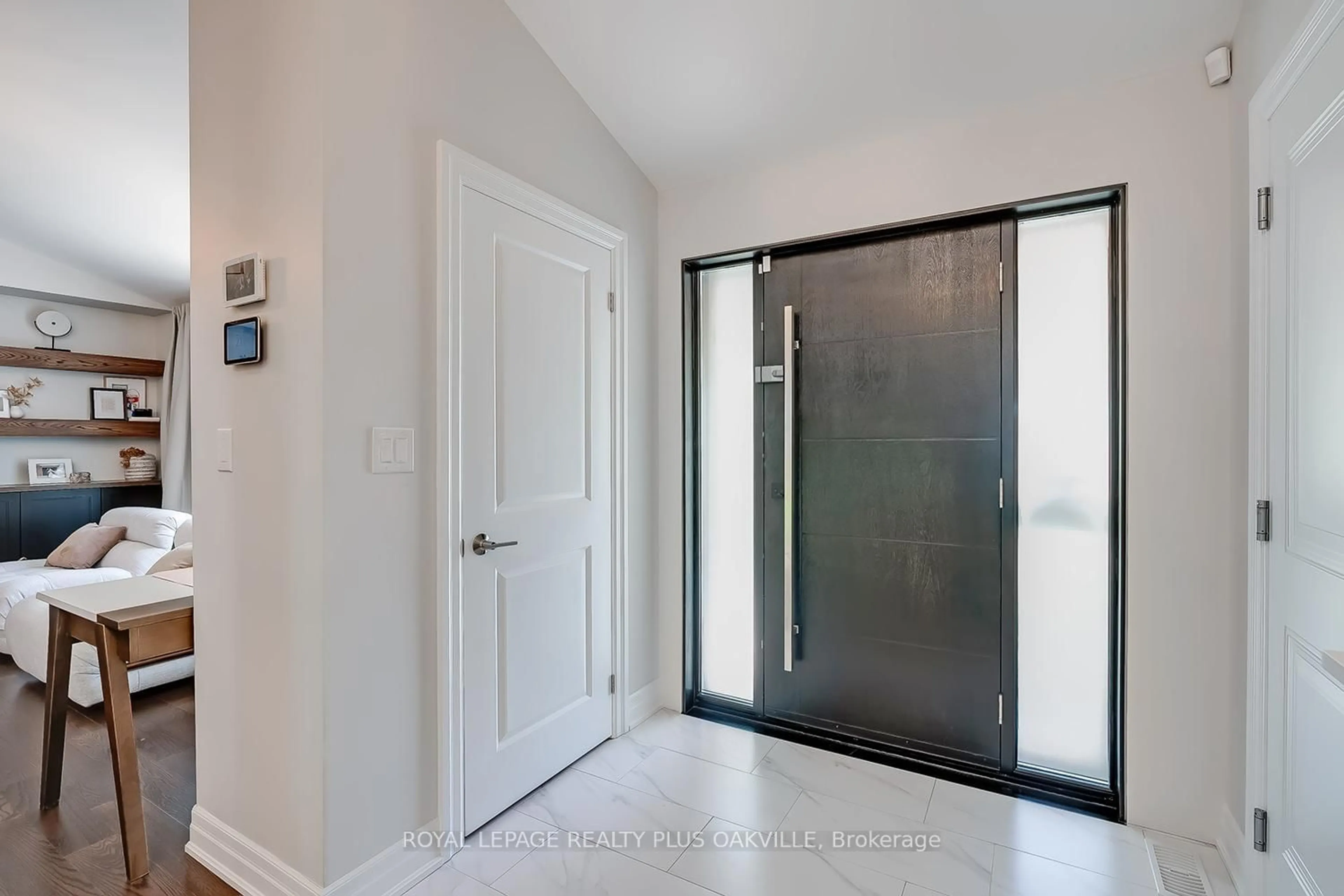 Indoor entryway for 3531 Gallager Dr, Mississauga Ontario L5C 2N2