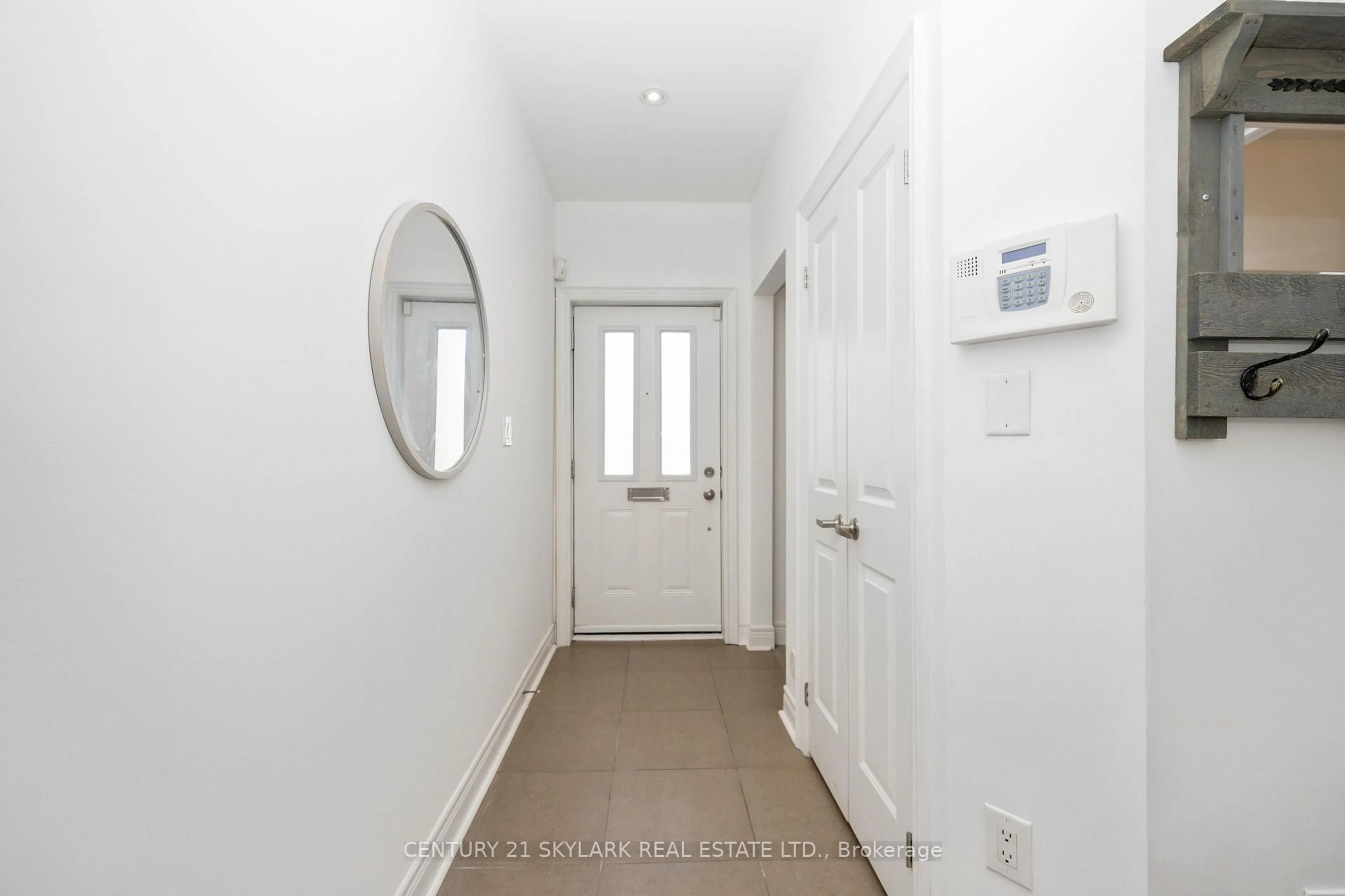 Indoor entryway for 1864 Burnhamthorpe Rd, Mississauga Ontario L4X 2S5
