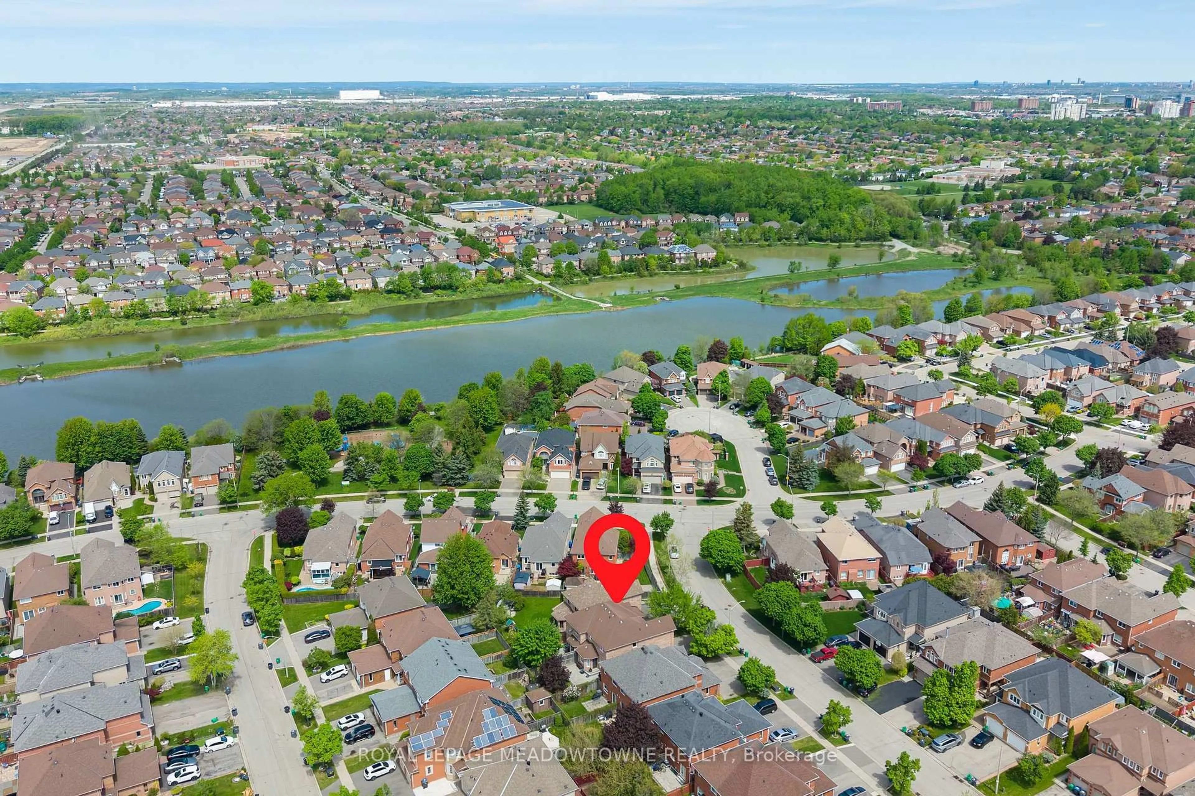 A pic from outside/outdoor area/front of a property/back of a property/a pic from drone, water/lake/river/ocean view for 6028 Clover Ridge Cres, Mississauga Ontario L5N 7B4