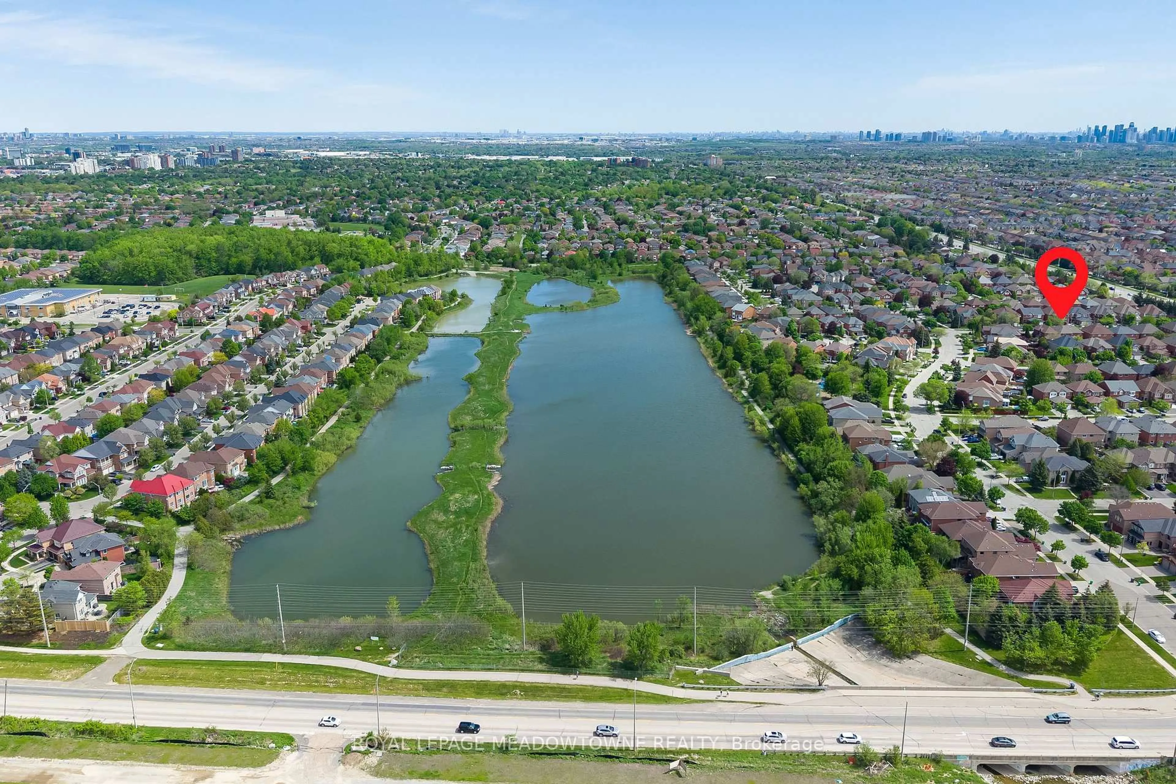 A pic from outside/outdoor area/front of a property/back of a property/a pic from drone, water/lake/river/ocean view for 6028 Clover Ridge Cres, Mississauga Ontario L5N 7B4