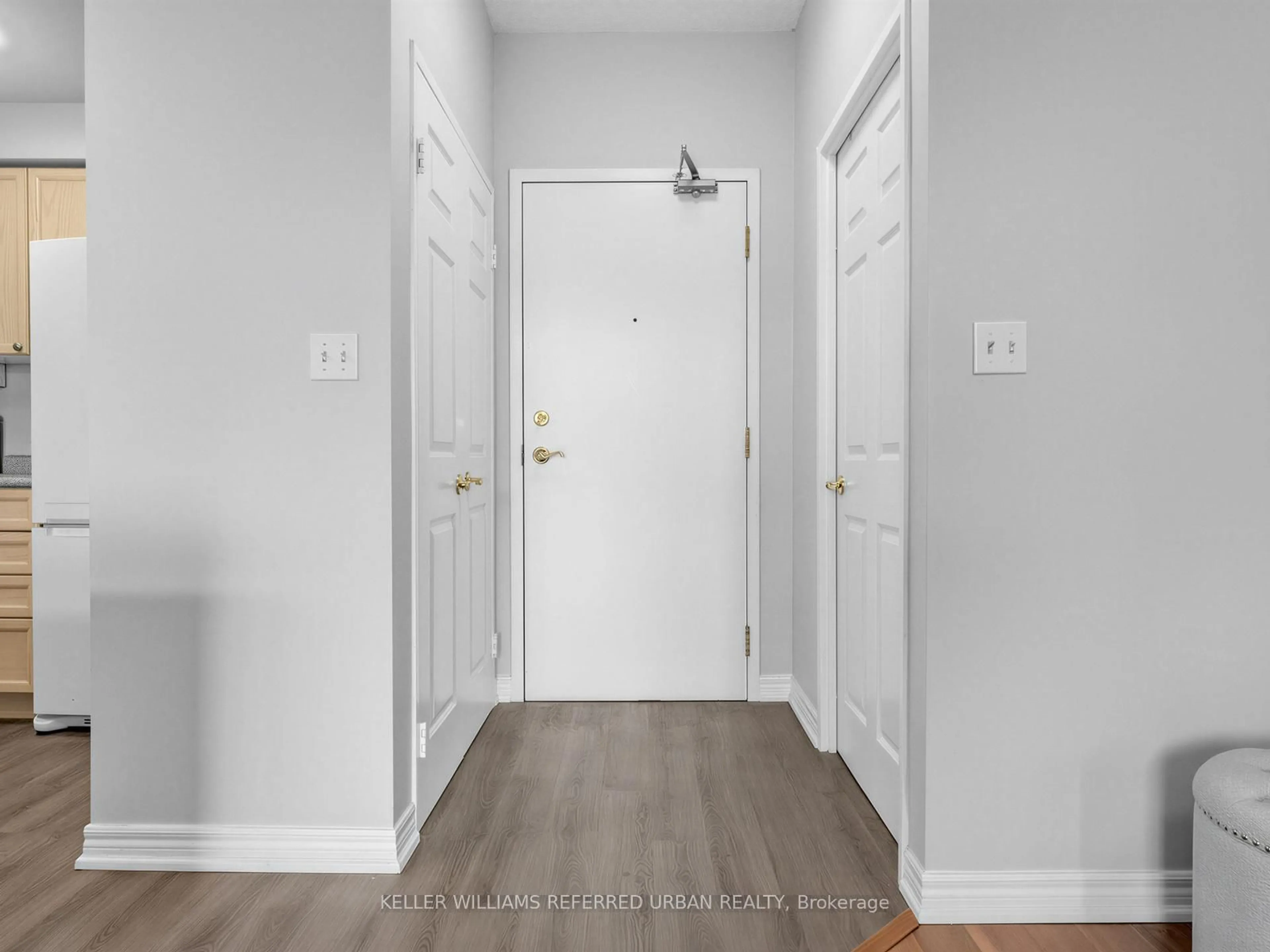 Indoor entryway for 2301 Parkhaven Blvd #406, Oakville Ontario L6H 6V6