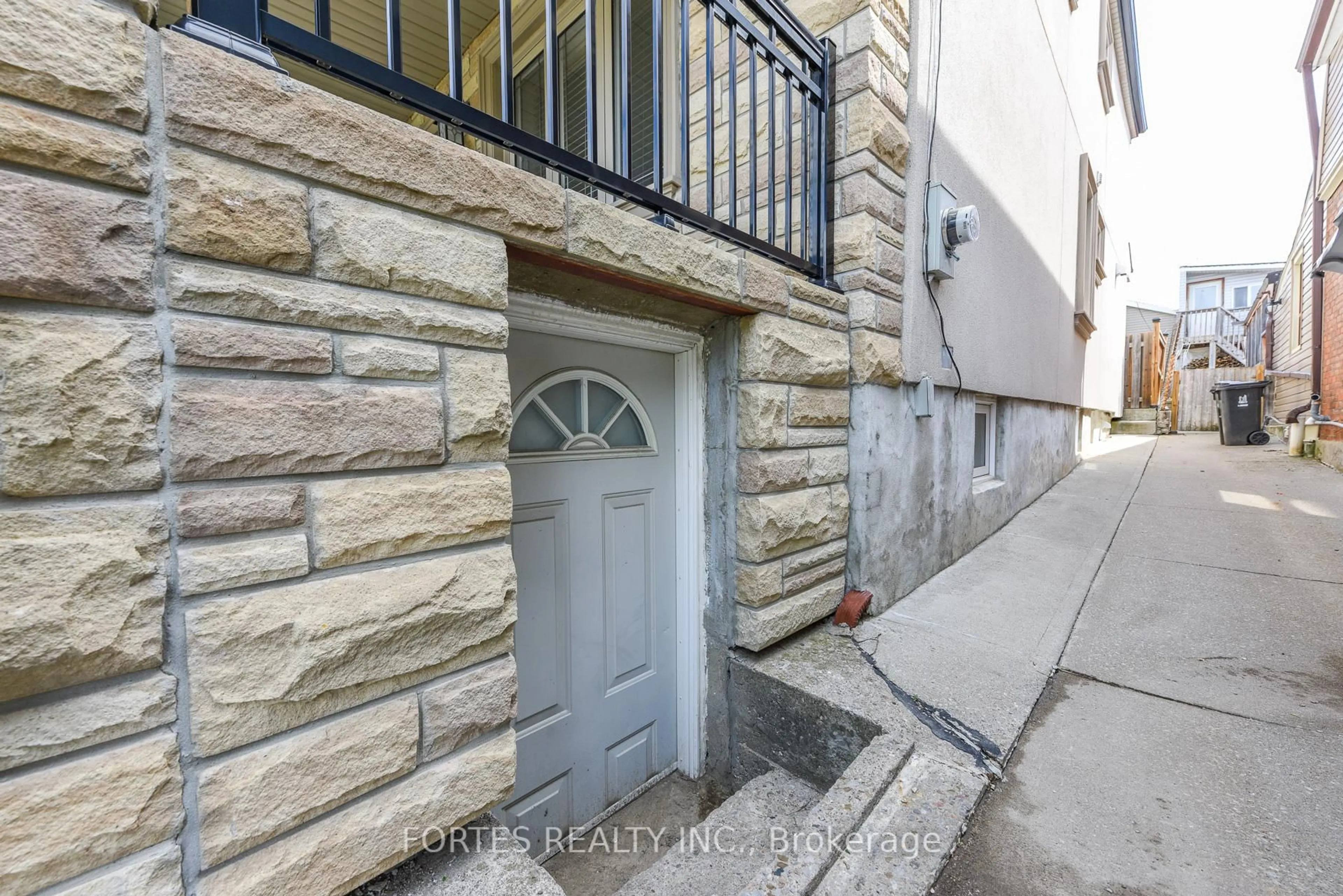 Unknown for 285 Gilbert Ave, Toronto Ontario M6E 4W8