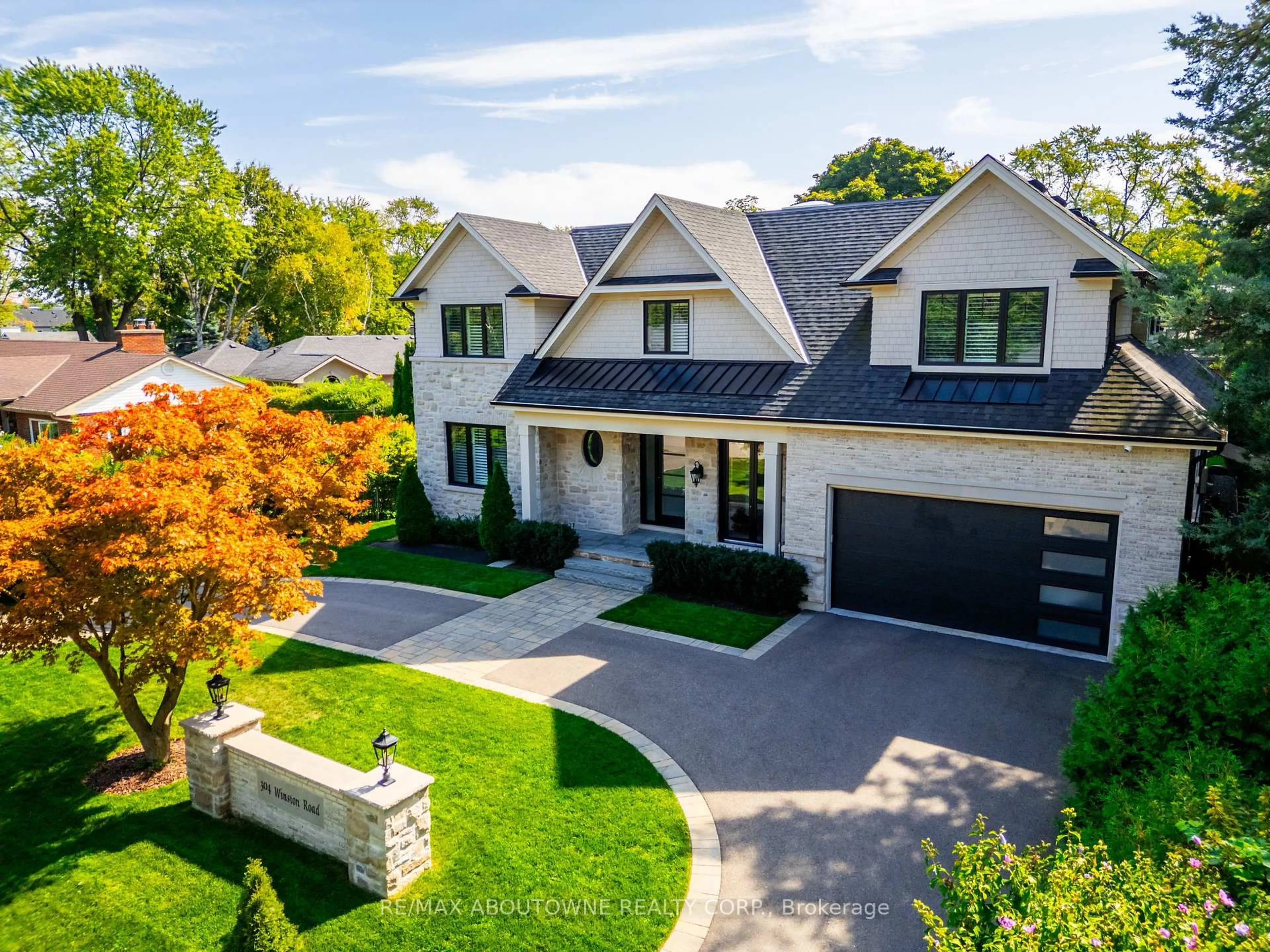 A pic from outside/outdoor area/front of a property/back of a property/a pic from drone, street for 304 Winston Rd, Oakville Ontario L6L 4W5