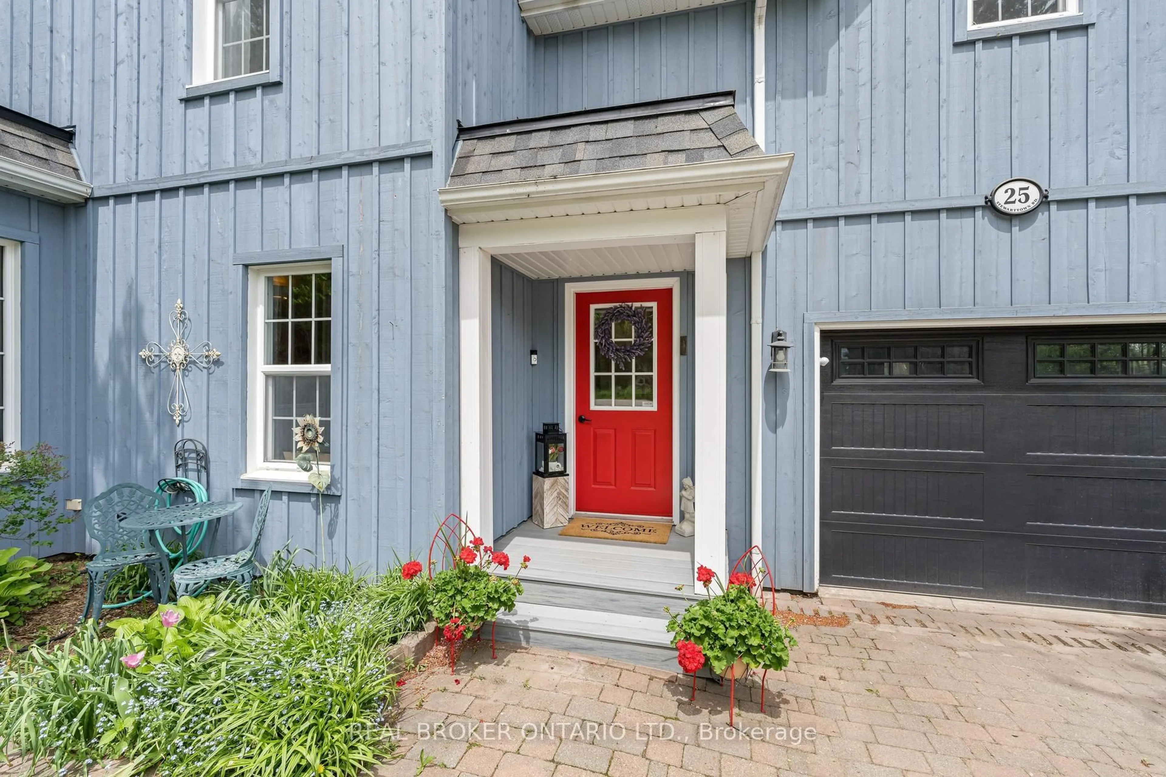 Indoor entryway for 25 Stewarttown Rd, Halton Hills Ontario L7G 4S5