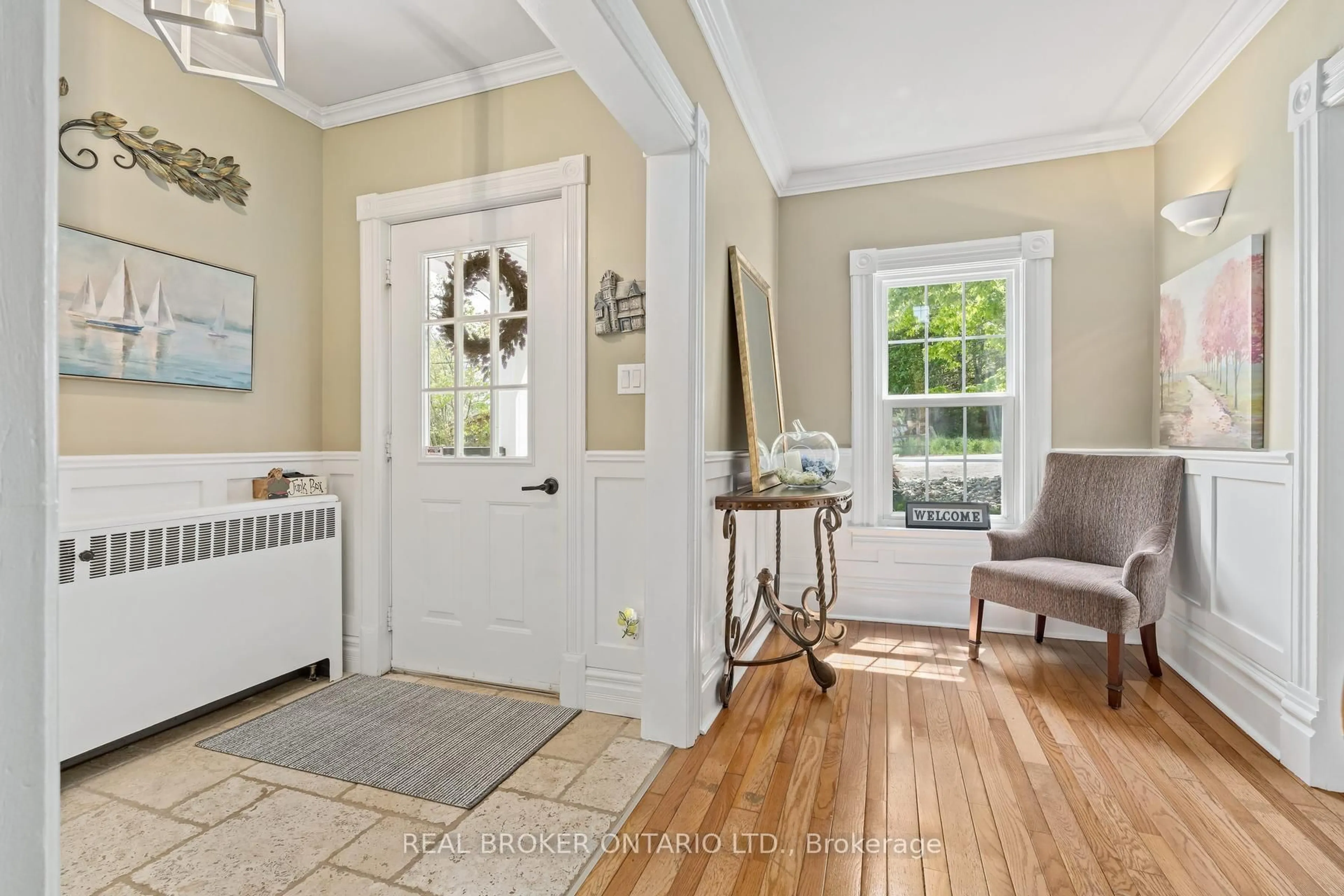 Indoor entryway for 25 Stewarttown Rd, Halton Hills Ontario L7G 4S5