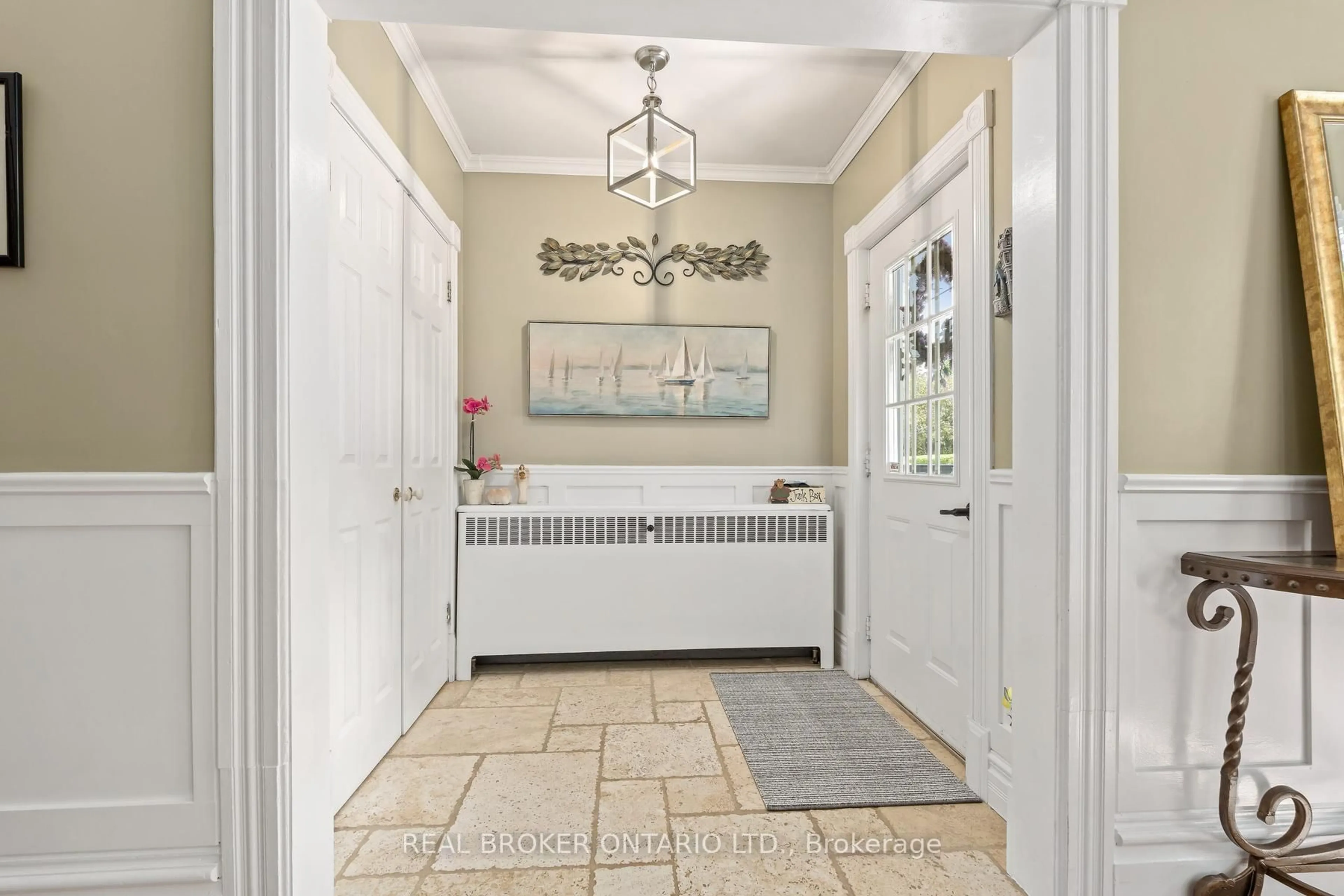 Indoor entryway for 25 Stewarttown Rd, Halton Hills Ontario L7G 4S5