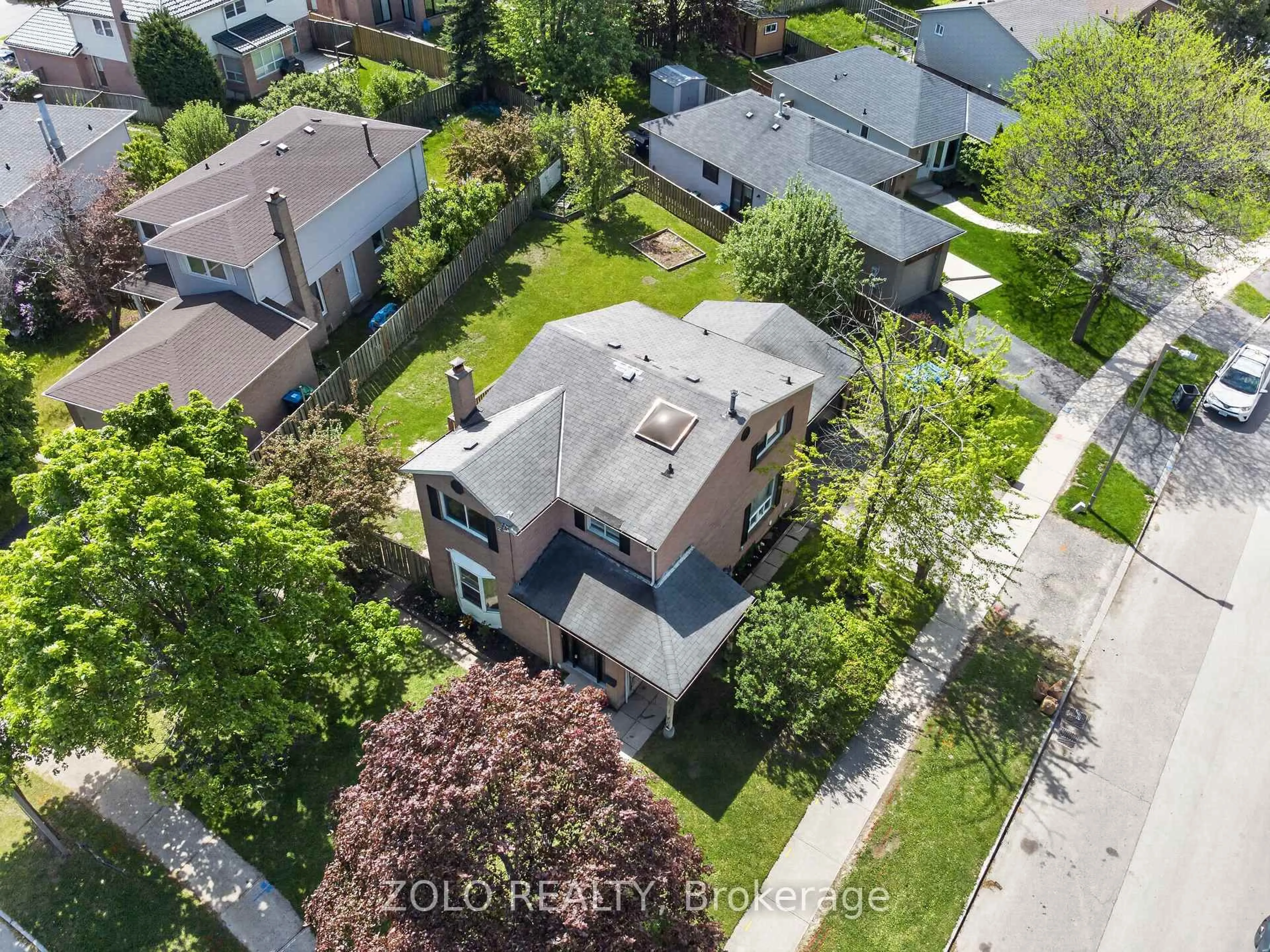A pic from outside/outdoor area/front of a property/back of a property/a pic from drone, street for 6166 Kindree Circ, Mississauga Ontario L5N 3C2