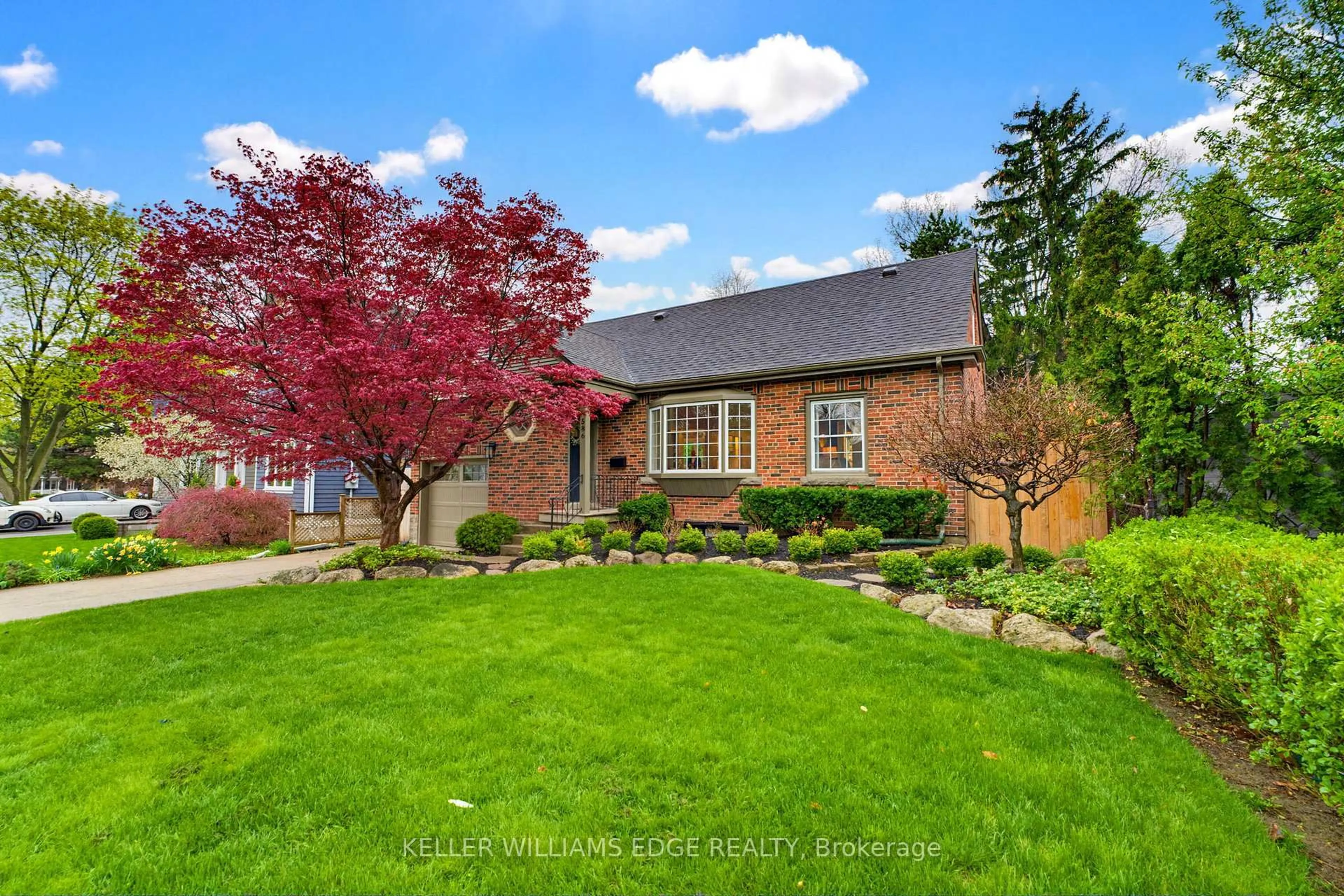 A pic from outside/outdoor area/front of a property/back of a property/a pic from drone, unknown for 586 Woodland Ave, Burlington Ontario L7R 2S5