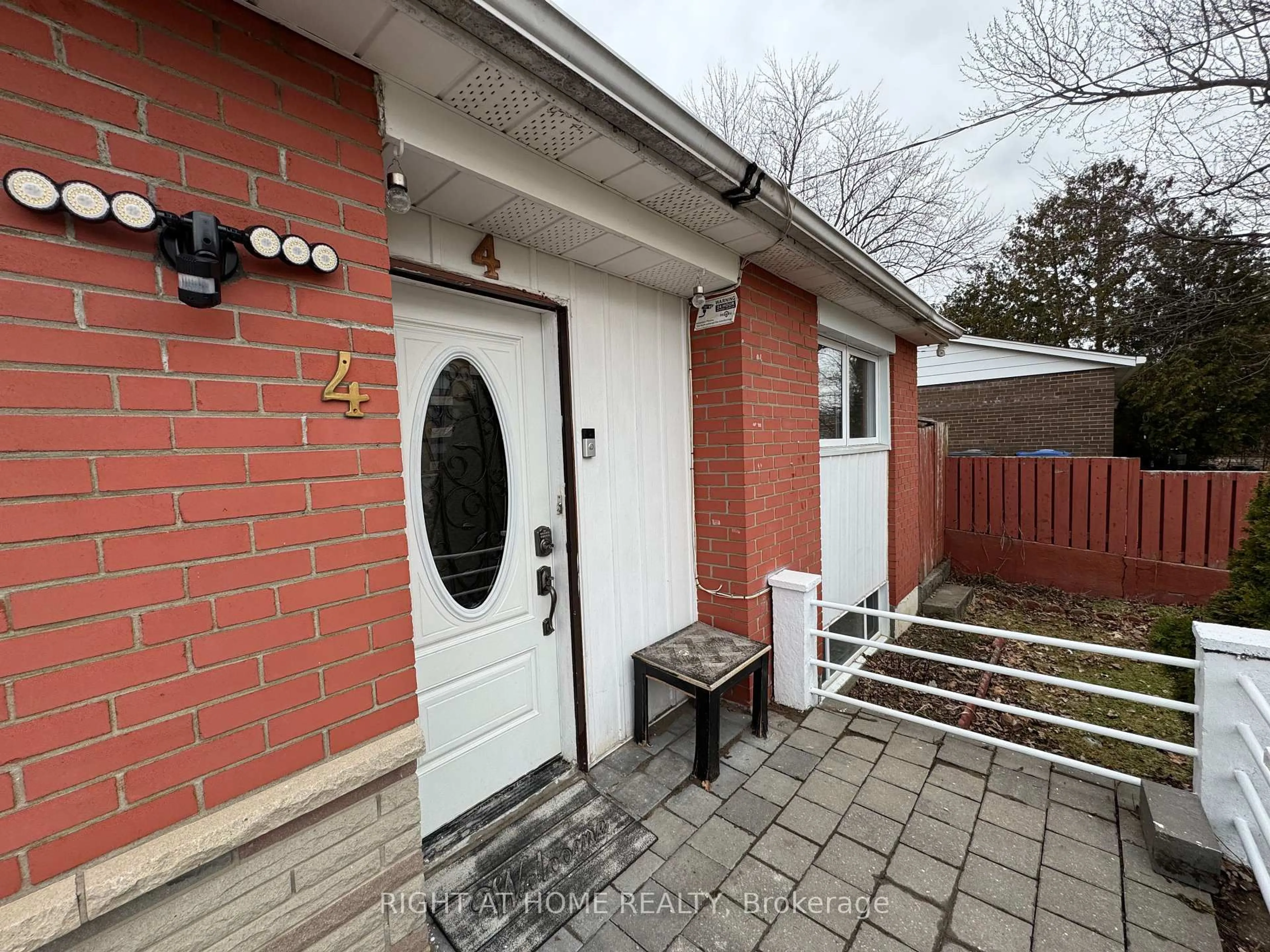 A pic from outside/outdoor area/front of a property/back of a property/a pic from drone, street for 4 Leslie St, Brampton Ontario L6X 2J4