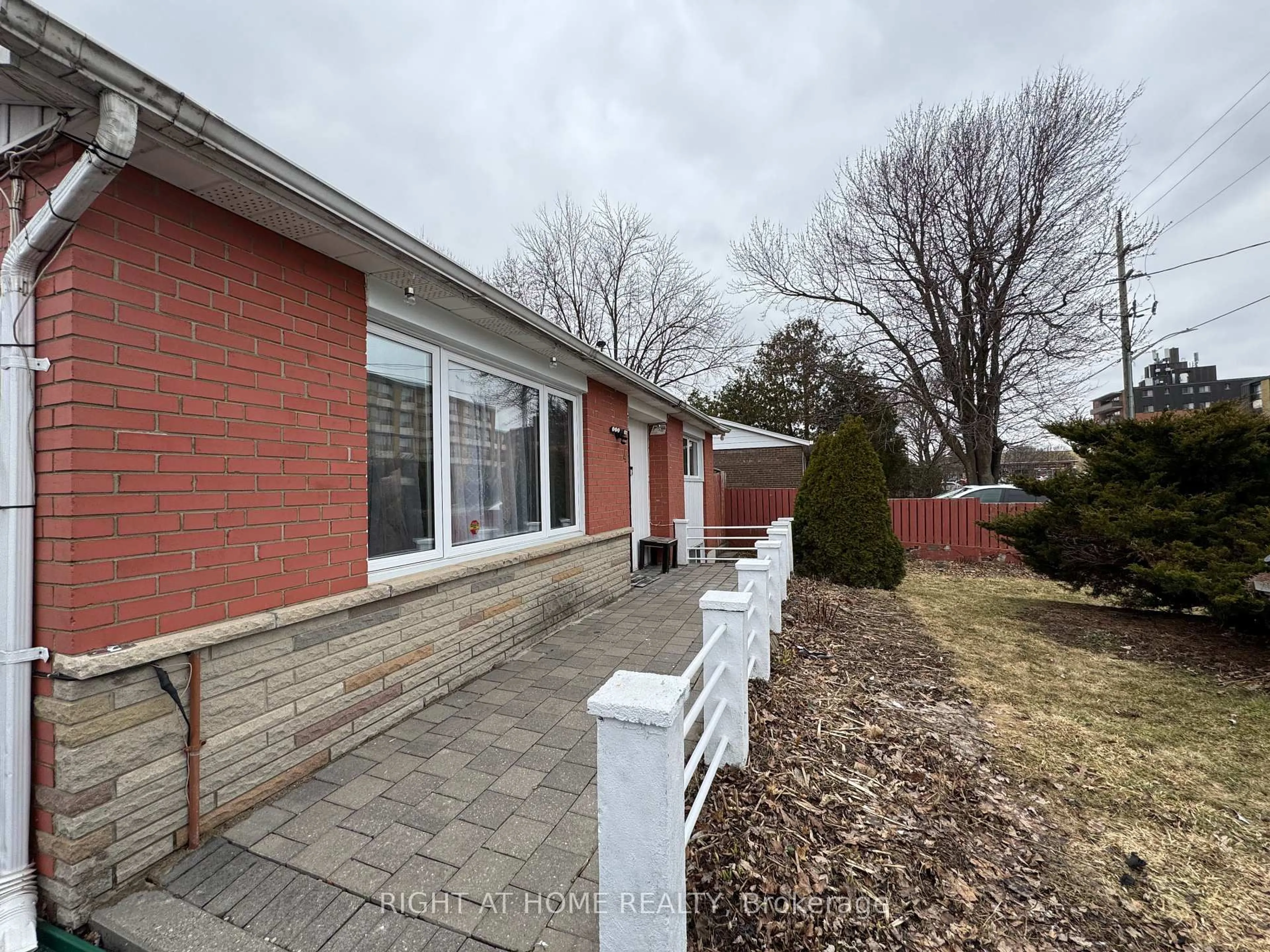 A pic from outside/outdoor area/front of a property/back of a property/a pic from drone, unknown for 4 Leslie St, Brampton Ontario L6X 2J4