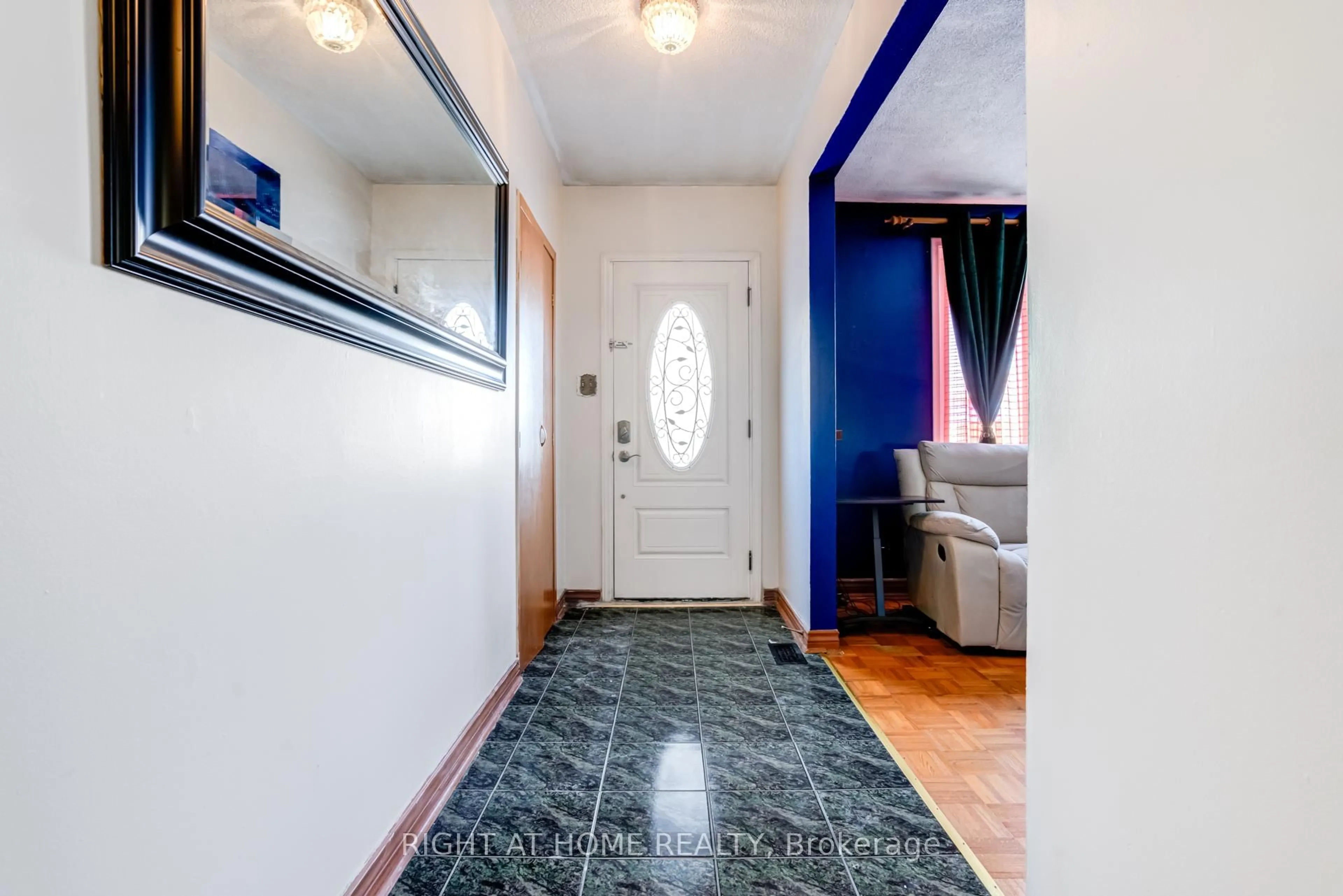 Indoor entryway for 4 Leslie St, Brampton Ontario L6X 2J4