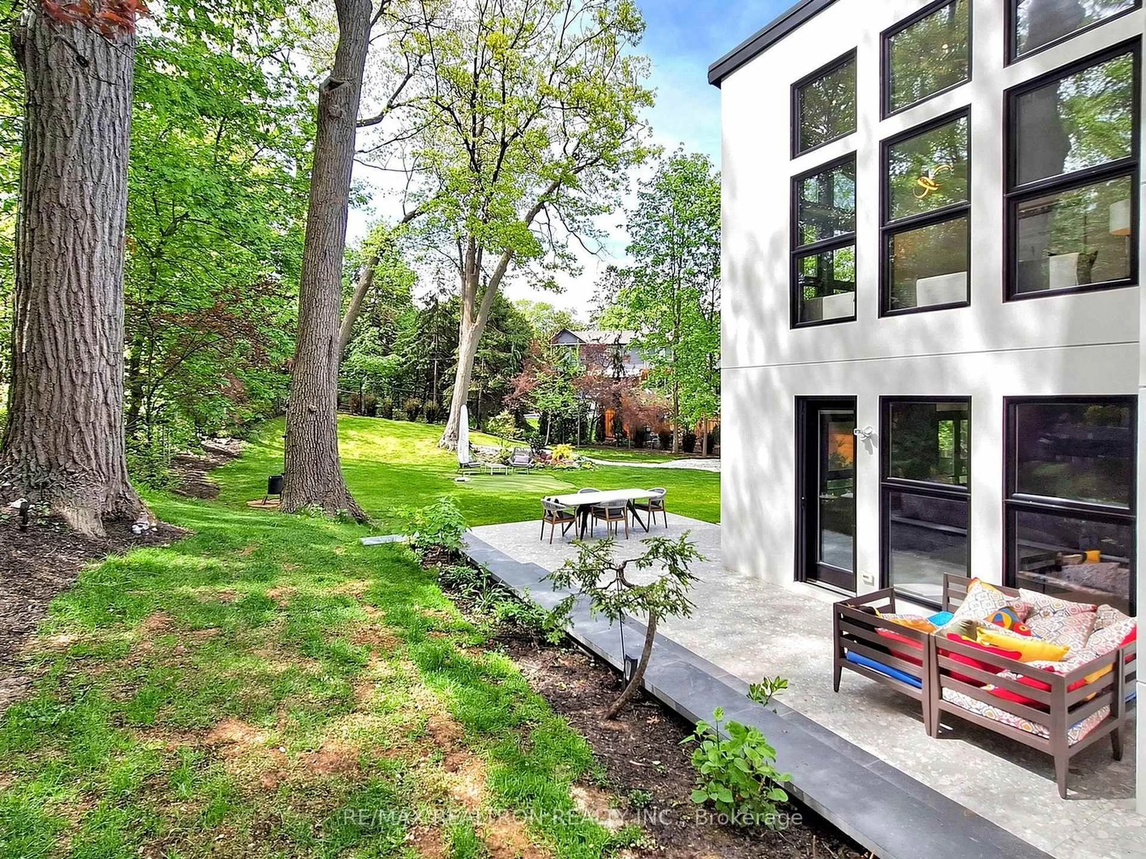 Patio, street for 8 Breezewood Dr, Toronto Ontario M8Y 2C1