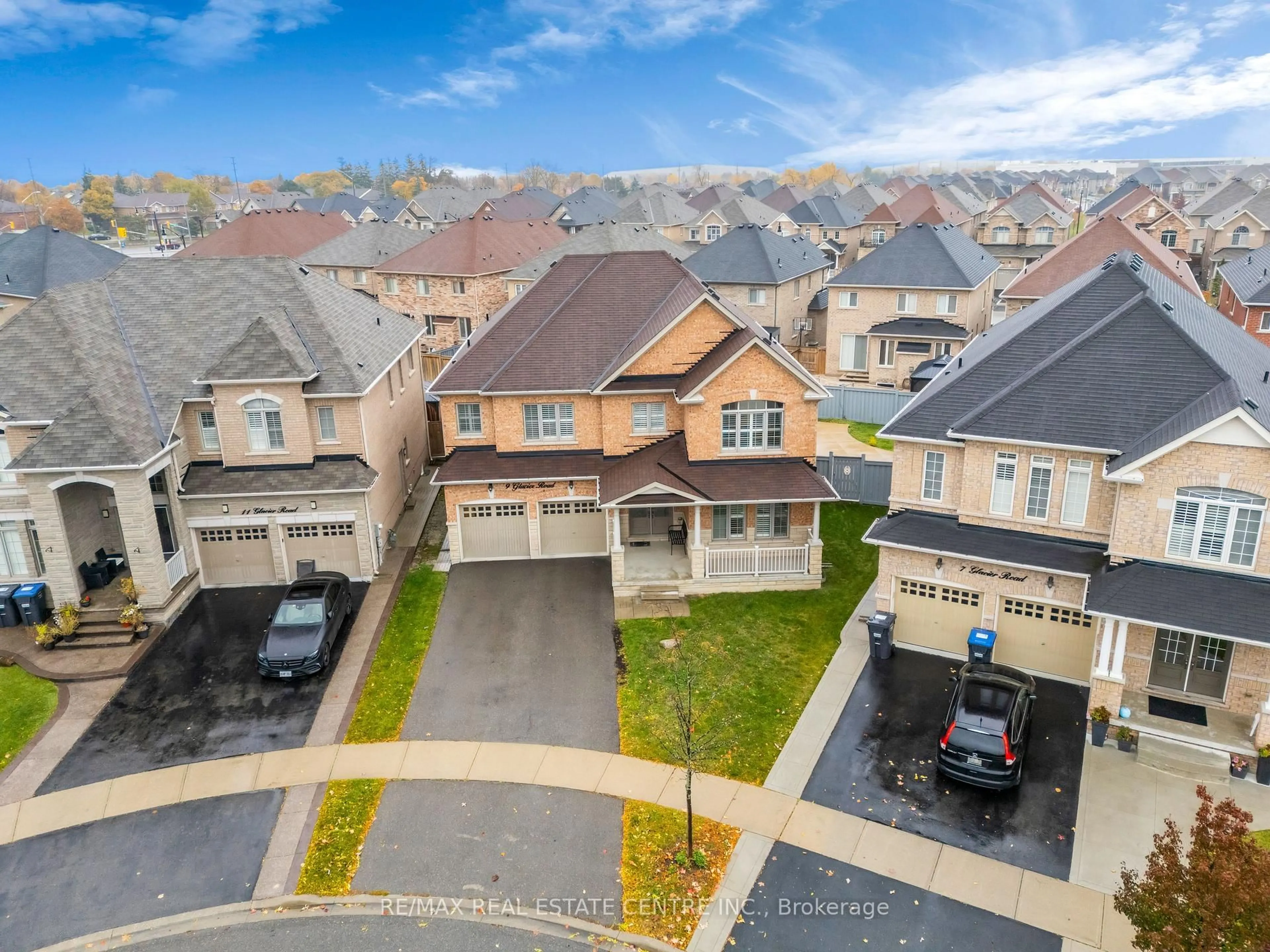 A pic from outside/outdoor area/front of a property/back of a property/a pic from drone, street for 9 Glacier Rd, Brampton Ontario L6X 5N1
