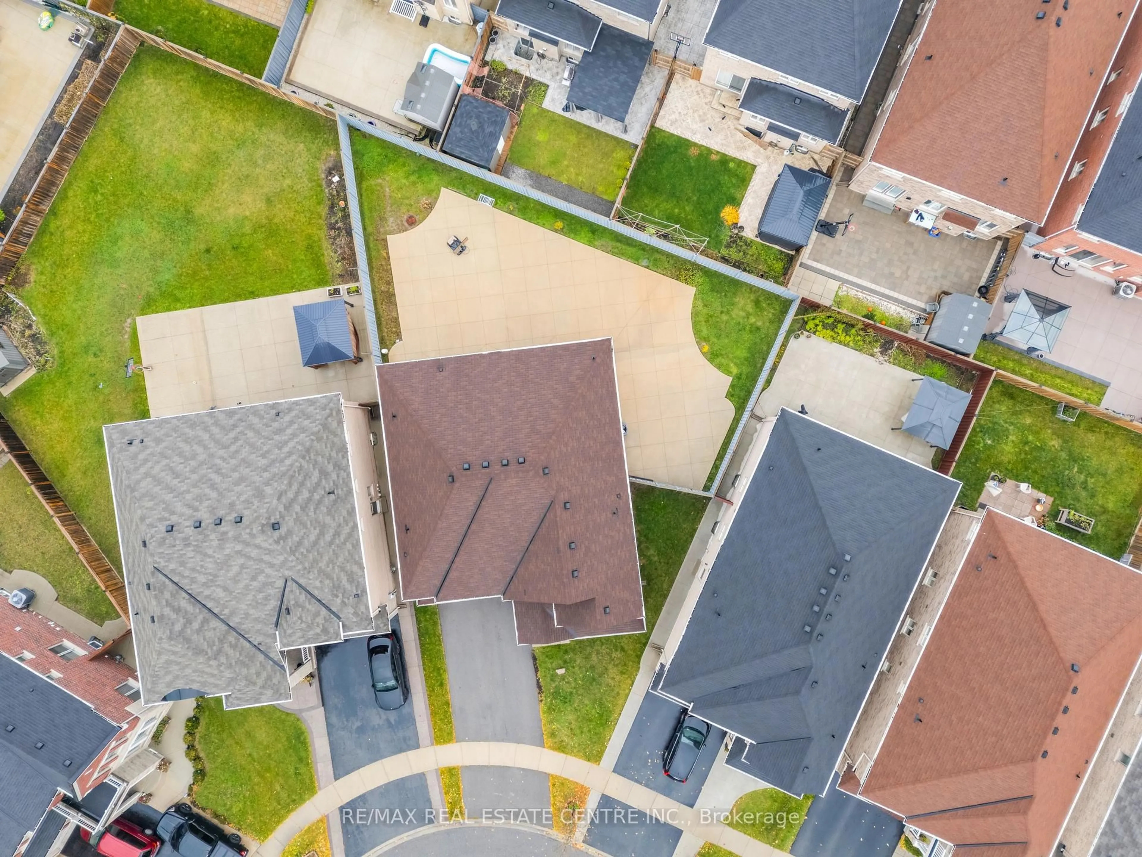 A pic from outside/outdoor area/front of a property/back of a property/a pic from drone, city buildings view from balcony for 9 Glacier Rd, Brampton Ontario L6X 5N1