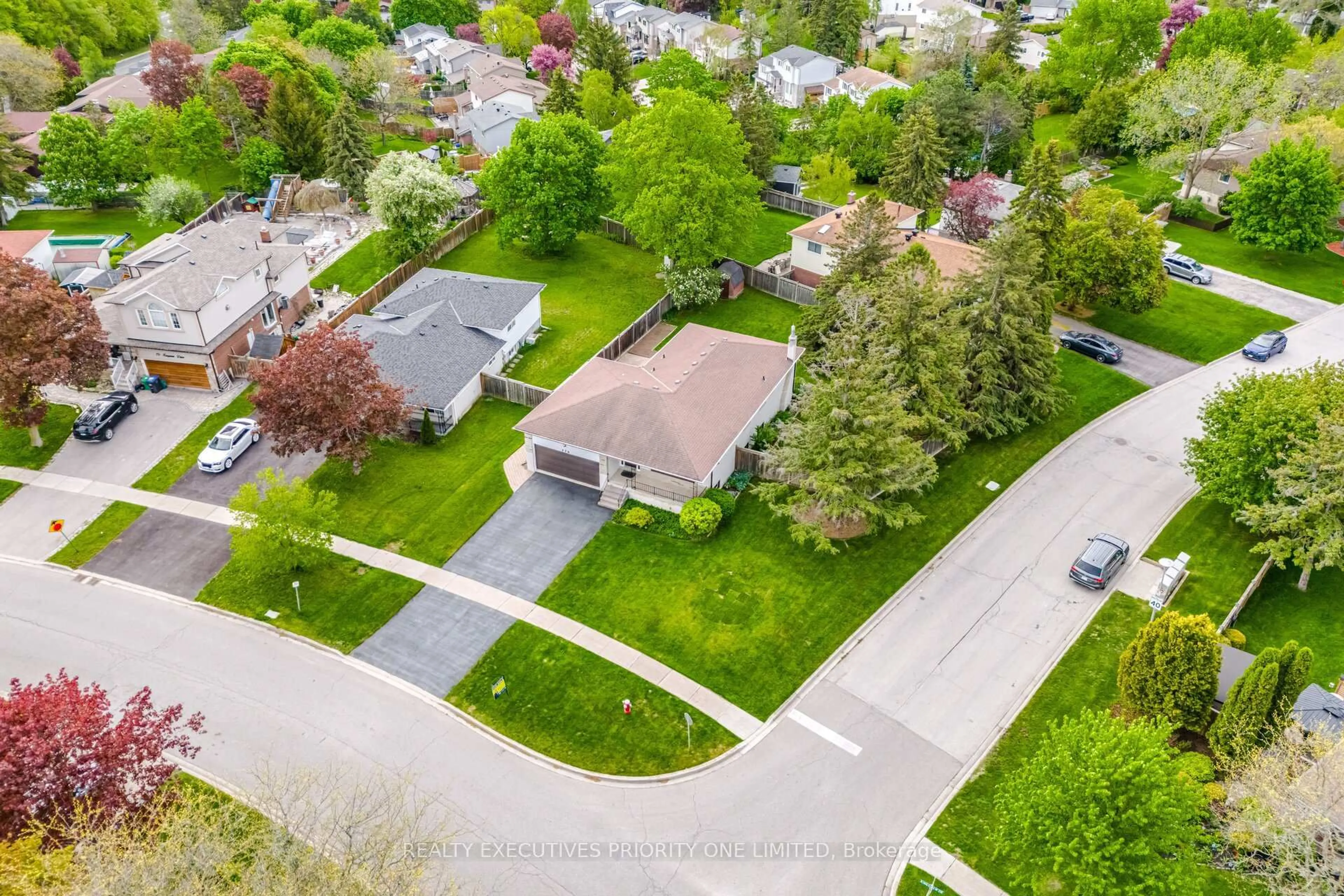 A pic from outside/outdoor area/front of a property/back of a property/a pic from drone, street for 174 Kingsview Dr, Caledon Ontario L7E 3W7