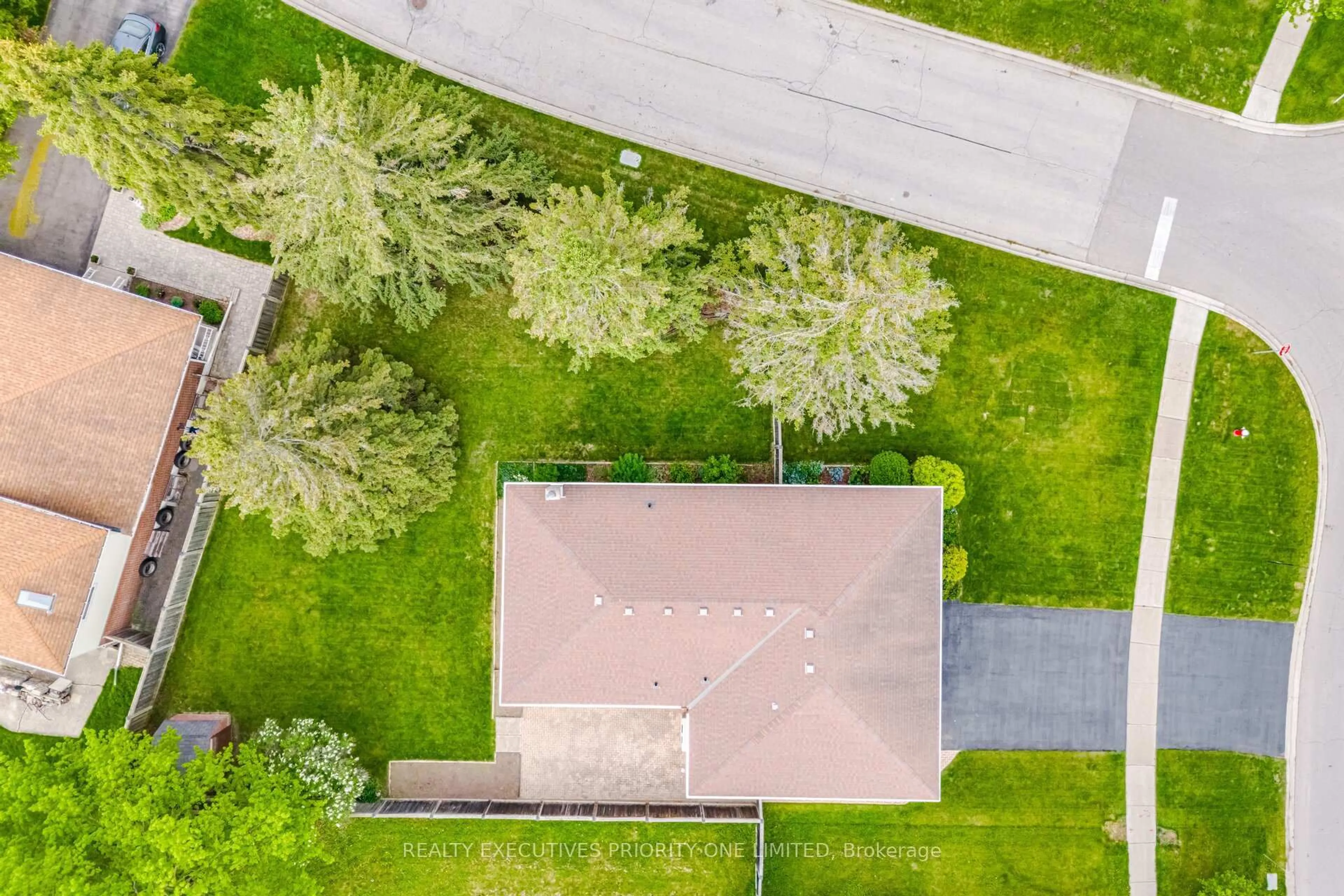A pic from outside/outdoor area/front of a property/back of a property/a pic from drone, street for 174 Kingsview Dr, Caledon Ontario L7E 3W7