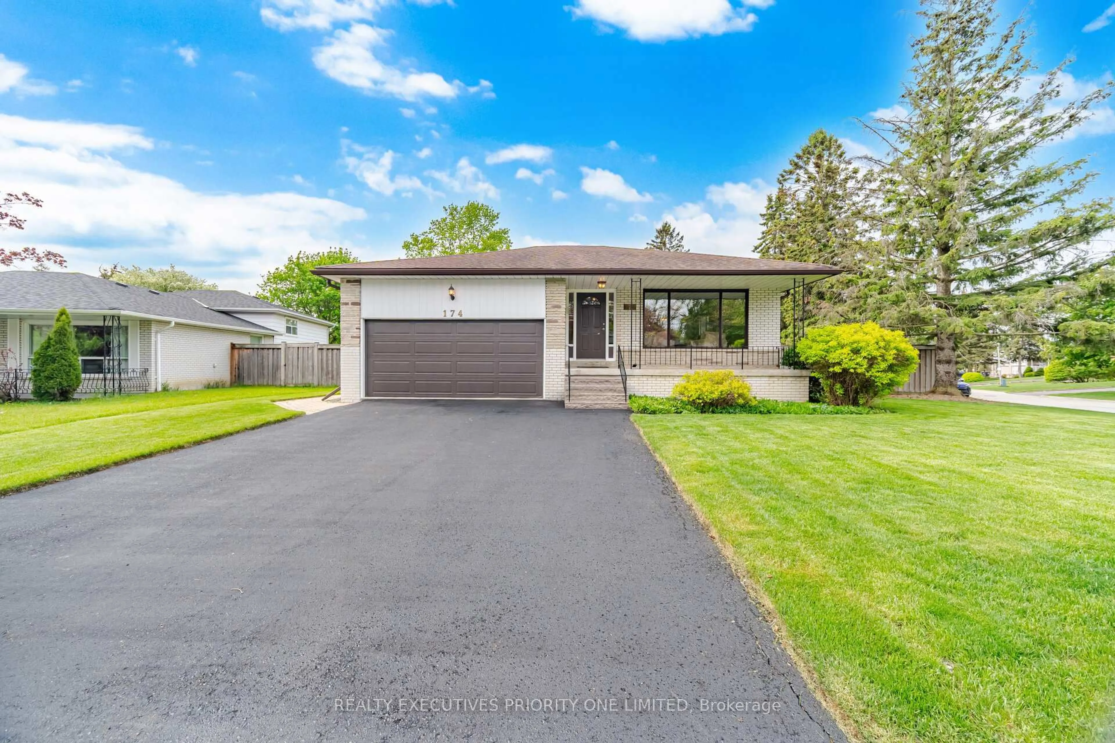 Home with vinyl exterior material, street for 174 Kingsview Dr, Caledon Ontario L7E 3W7