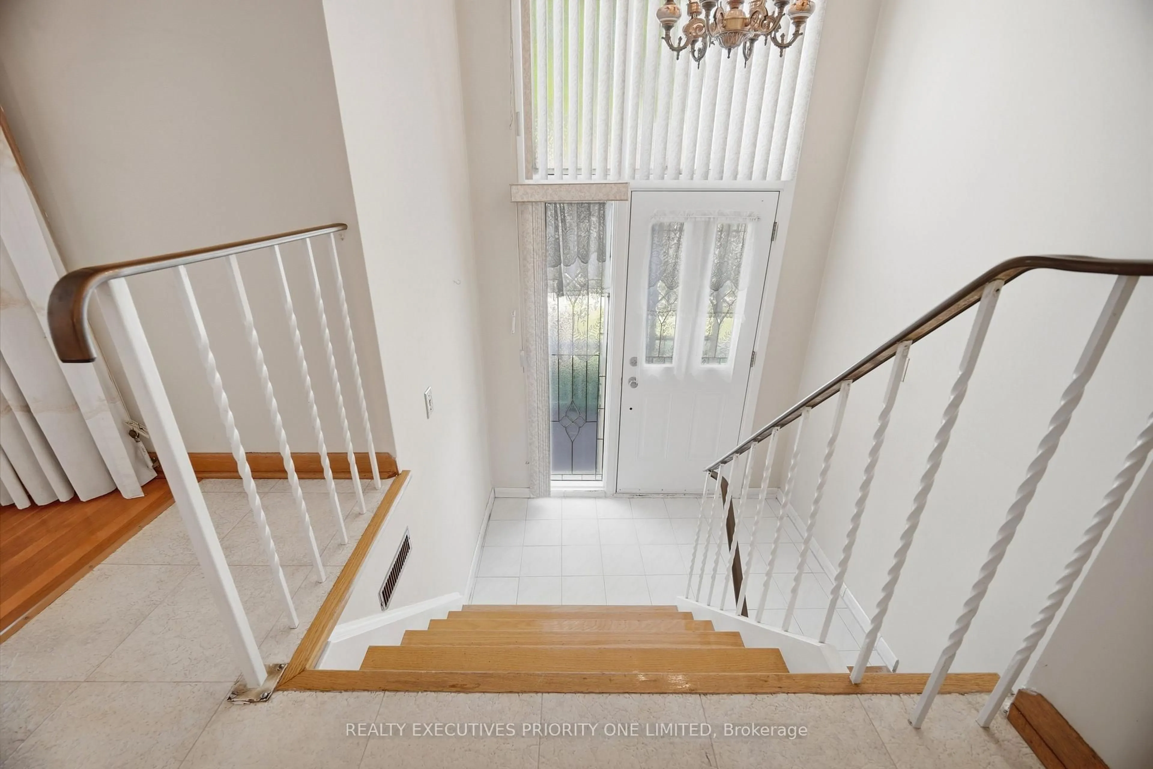 Indoor foyer for 121 Cabana Dr, Toronto Ontario M9L 1L1