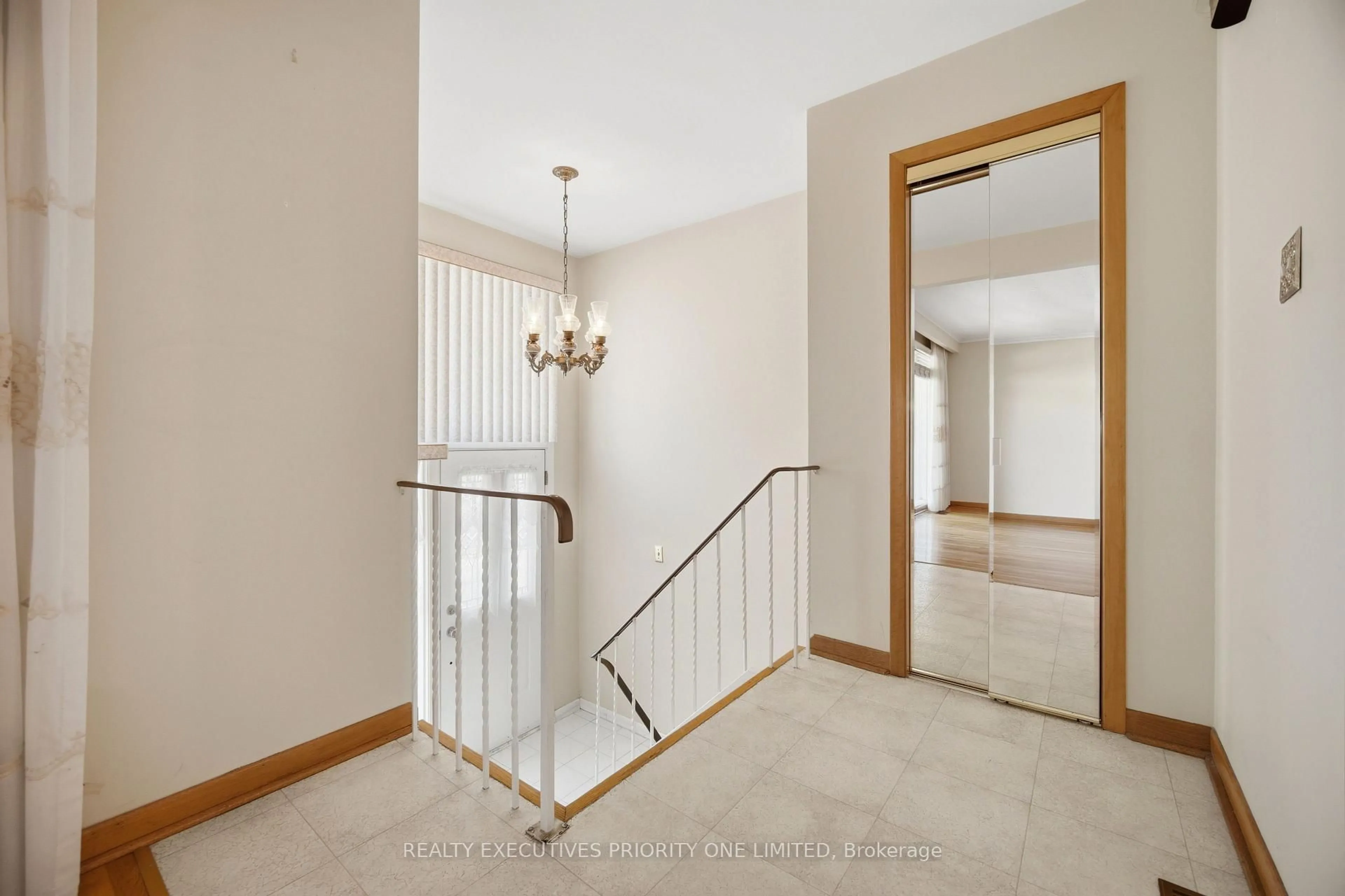 Indoor foyer for 121 Cabana Dr, Toronto Ontario M9L 1L1