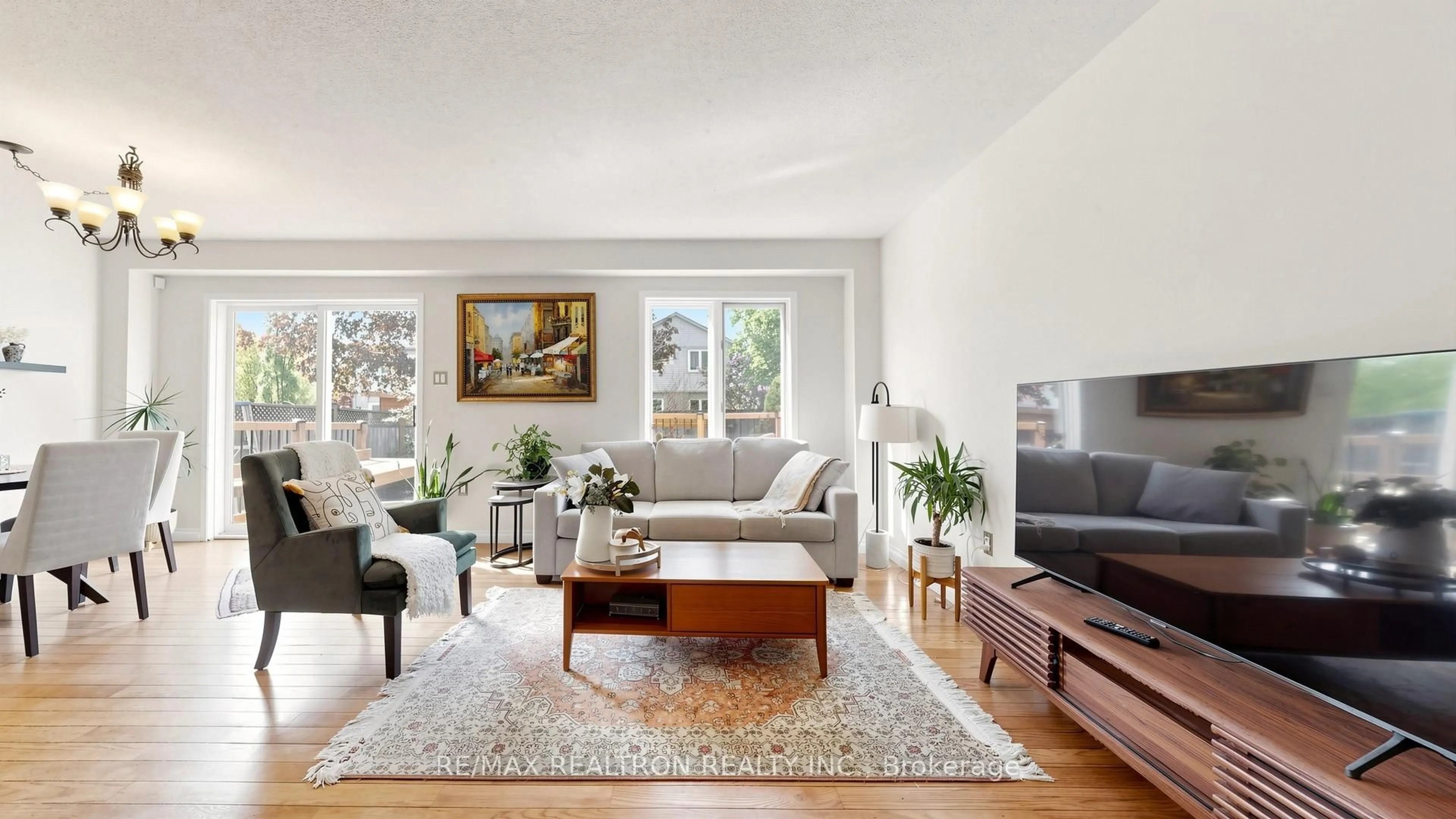 Living room with furniture, unknown for 2854 Gulfstream Way, Mississauga Ontario L5N 6K3