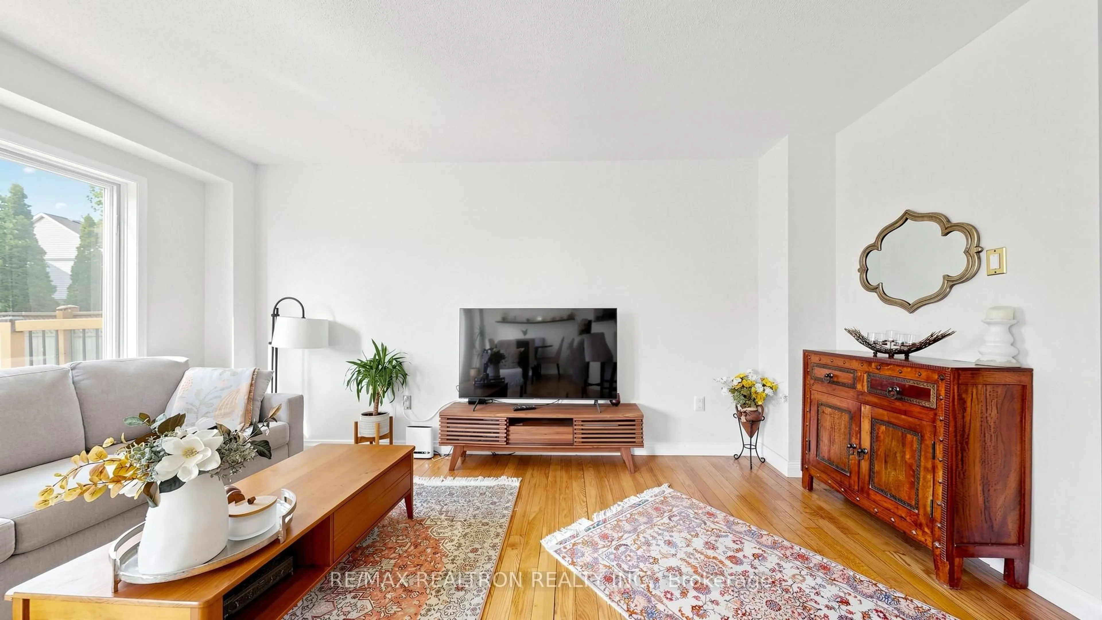 Living room with furniture, unknown for 2854 Gulfstream Way, Mississauga Ontario L5N 6K3