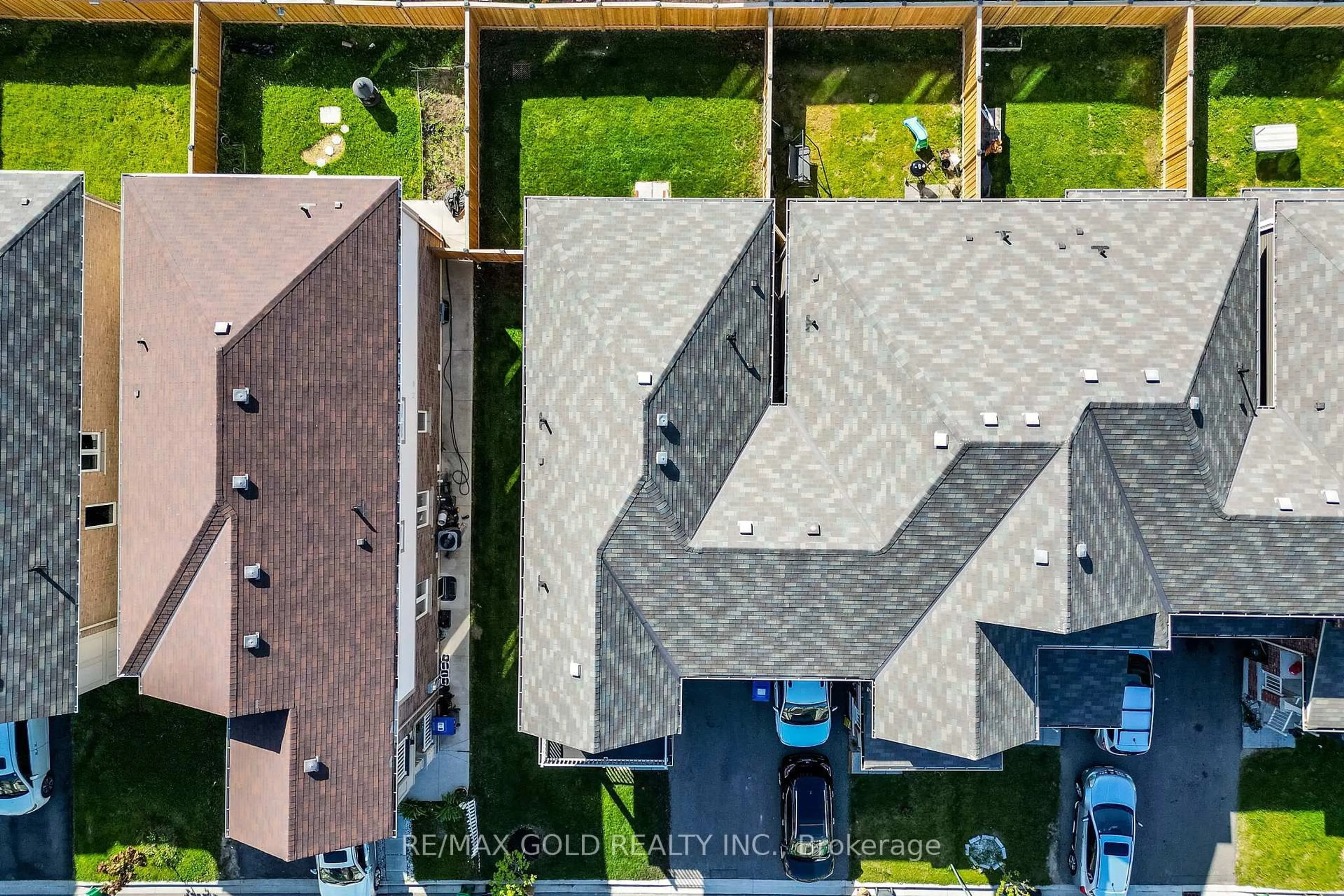 A pic from outside/outdoor area/front of a property/back of a property/a pic from drone, city buildings view from balcony for 87 Benhurst Cres, Brampton Ontario L7A 5A5