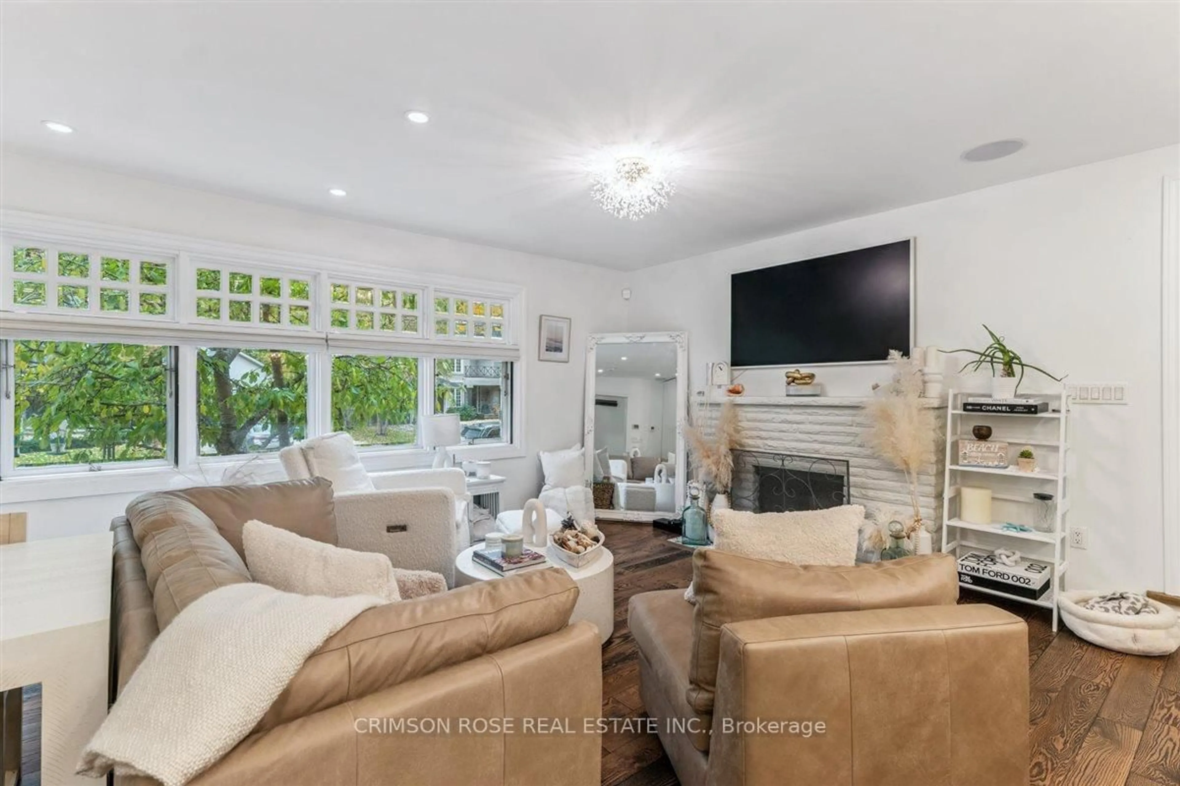 Living room with furniture, unknown for 89 Holyrood Ave, Oakville Ontario L6K 2V4