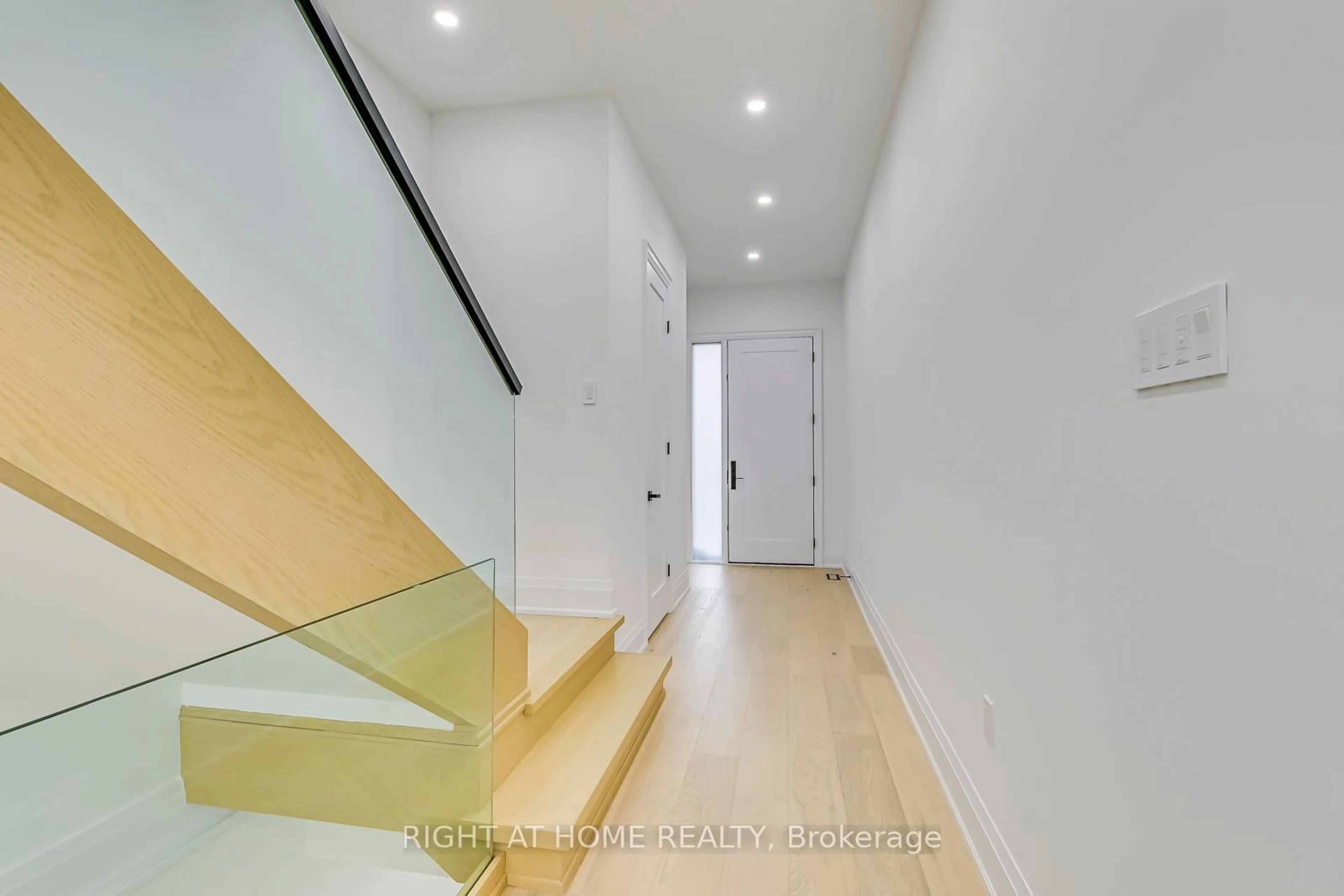 Indoor foyer for 5 Enfield Ave, Toronto Ontario M8W 1T6