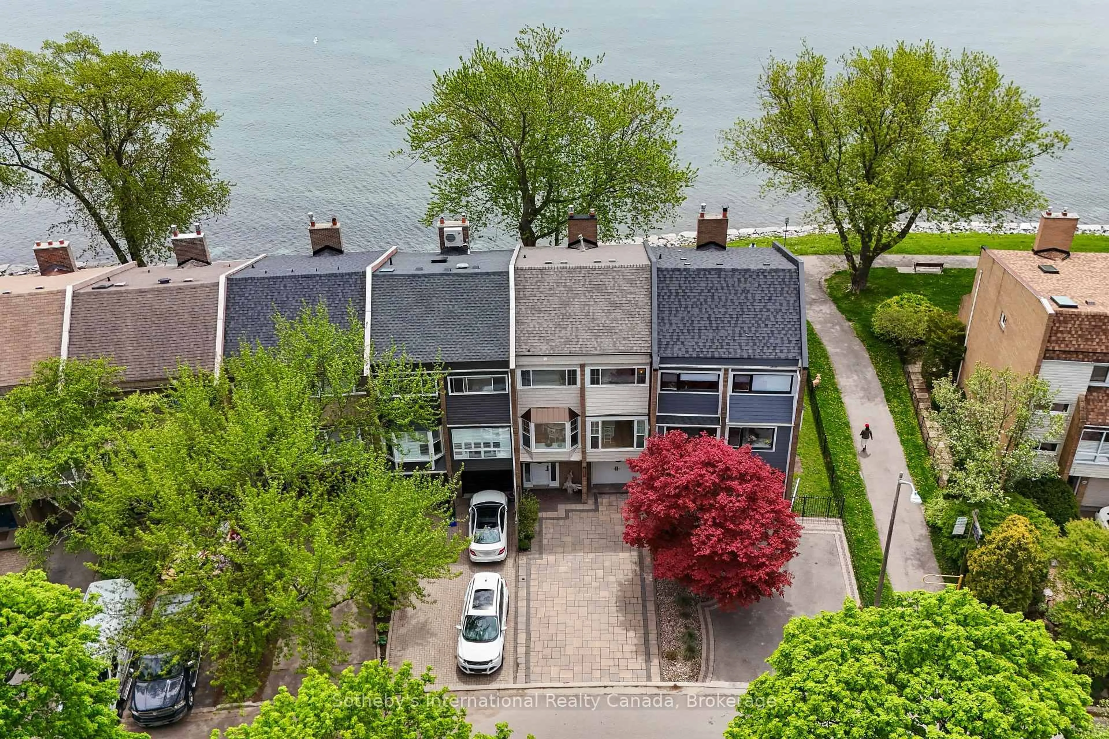 A pic from outside/outdoor area/front of a property/back of a property/a pic from drone, water/lake/river/ocean view for 2066 Water's Edge Dr, Oakville Ontario L6L 1A4