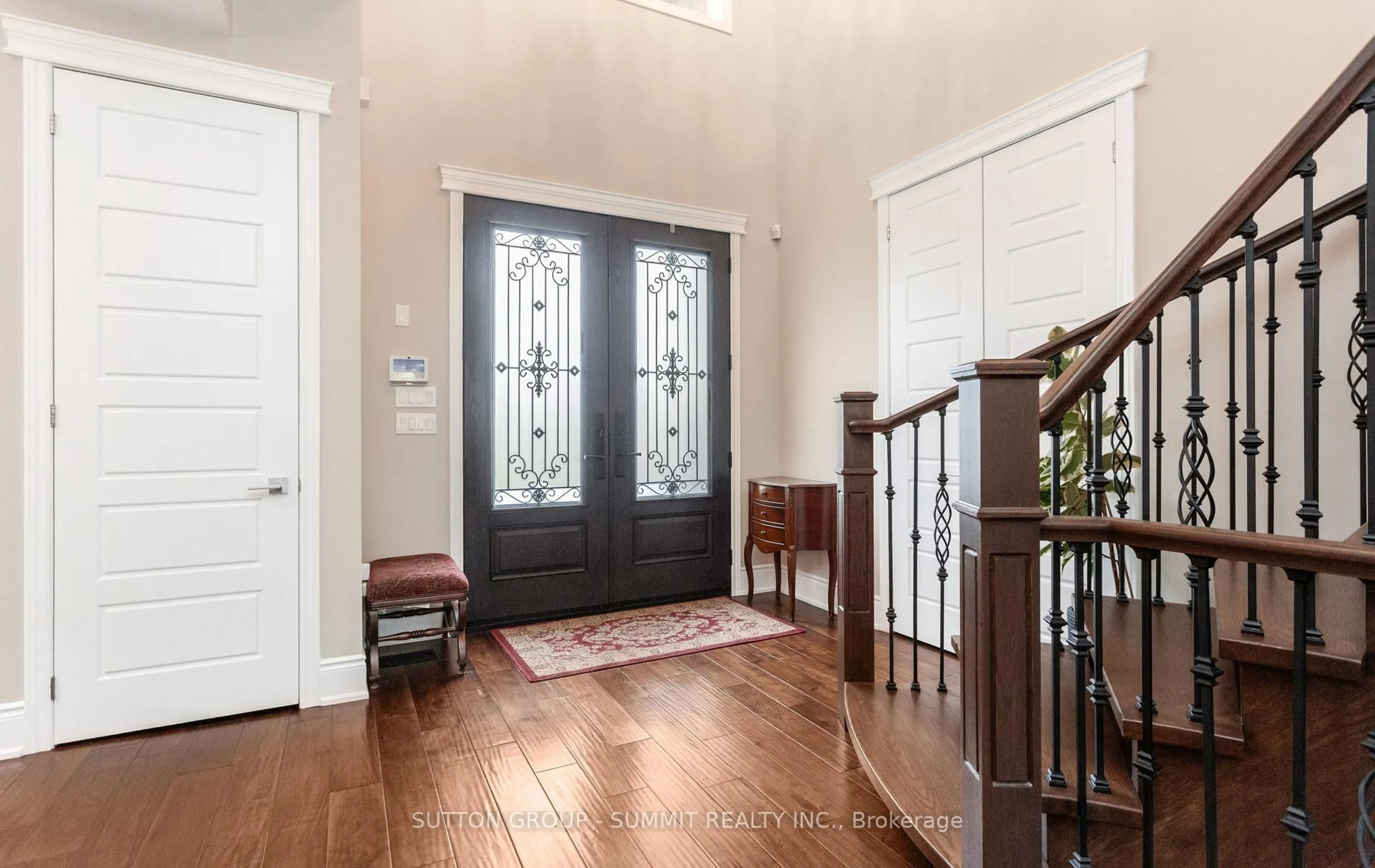 Indoor entryway for 121 Ringwood Rd, Oakville Ontario L6H 1K3