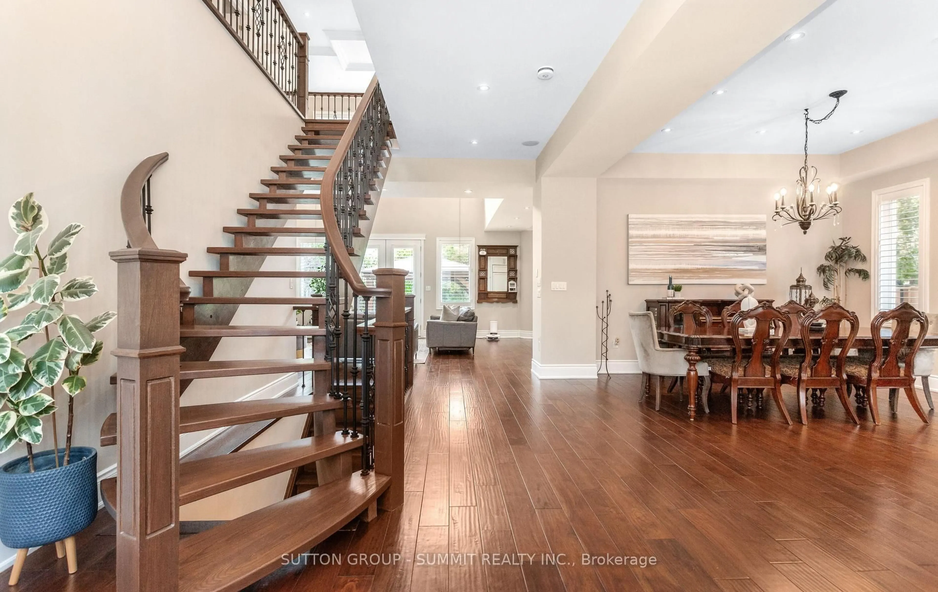 Indoor entryway for 121 Ringwood Rd, Oakville Ontario L6H 1K3