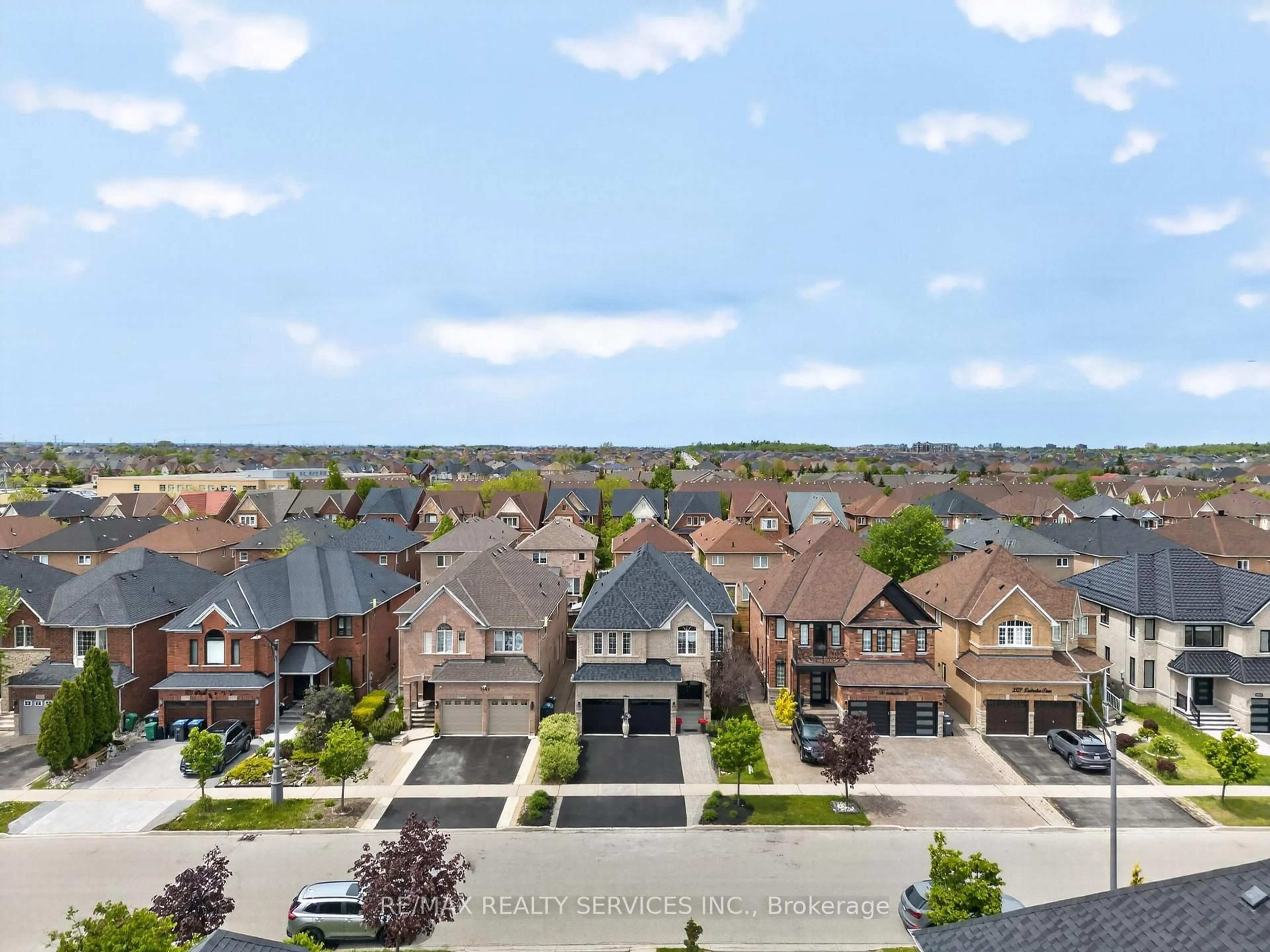 A pic from outside/outdoor area/front of a property/back of a property/a pic from drone, street for 3365 Destination Dr, Mississauga Ontario L5M 7W6