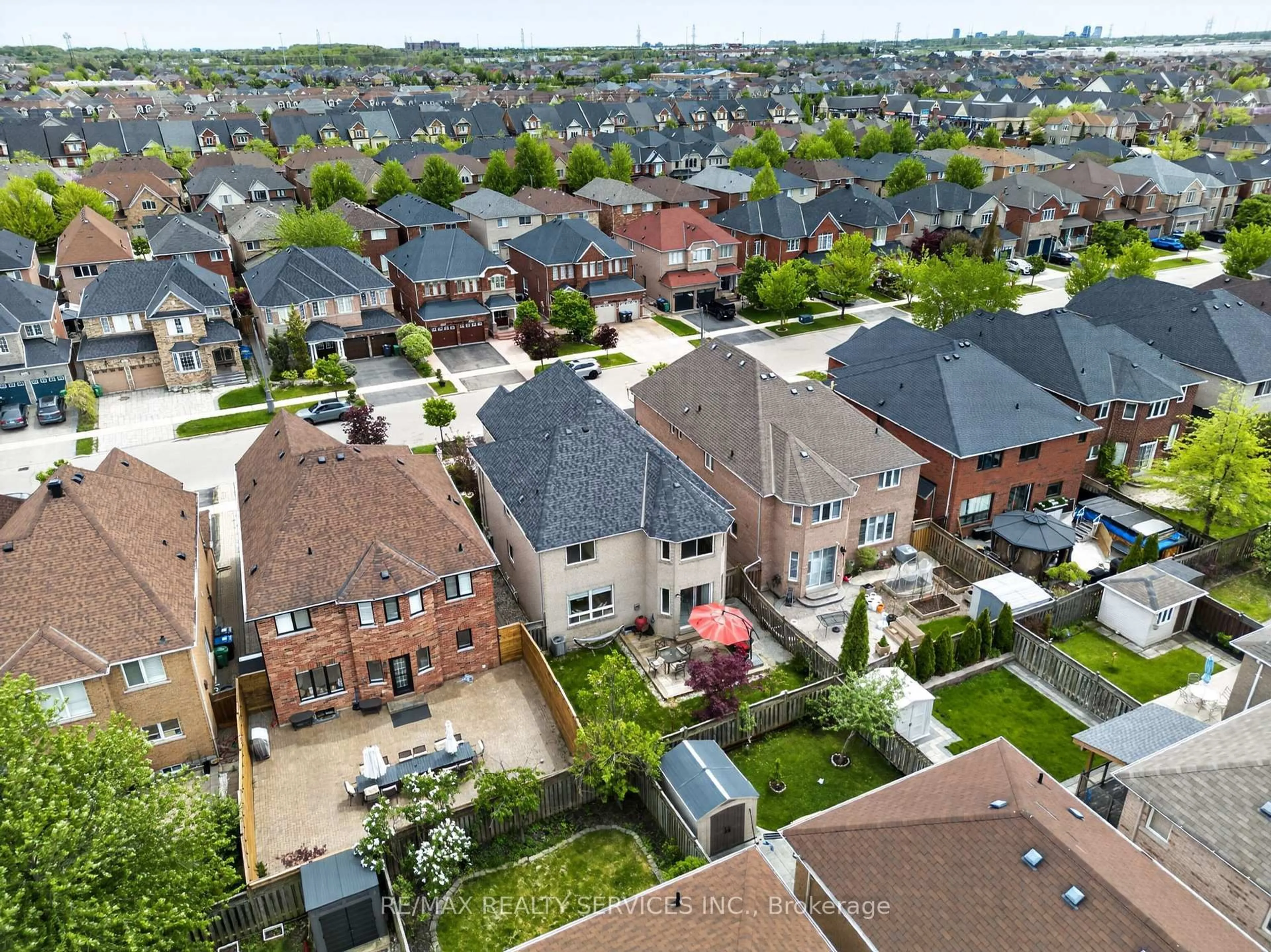 A pic from outside/outdoor area/front of a property/back of a property/a pic from drone, street for 3365 Destination Dr, Mississauga Ontario L5M 7W6