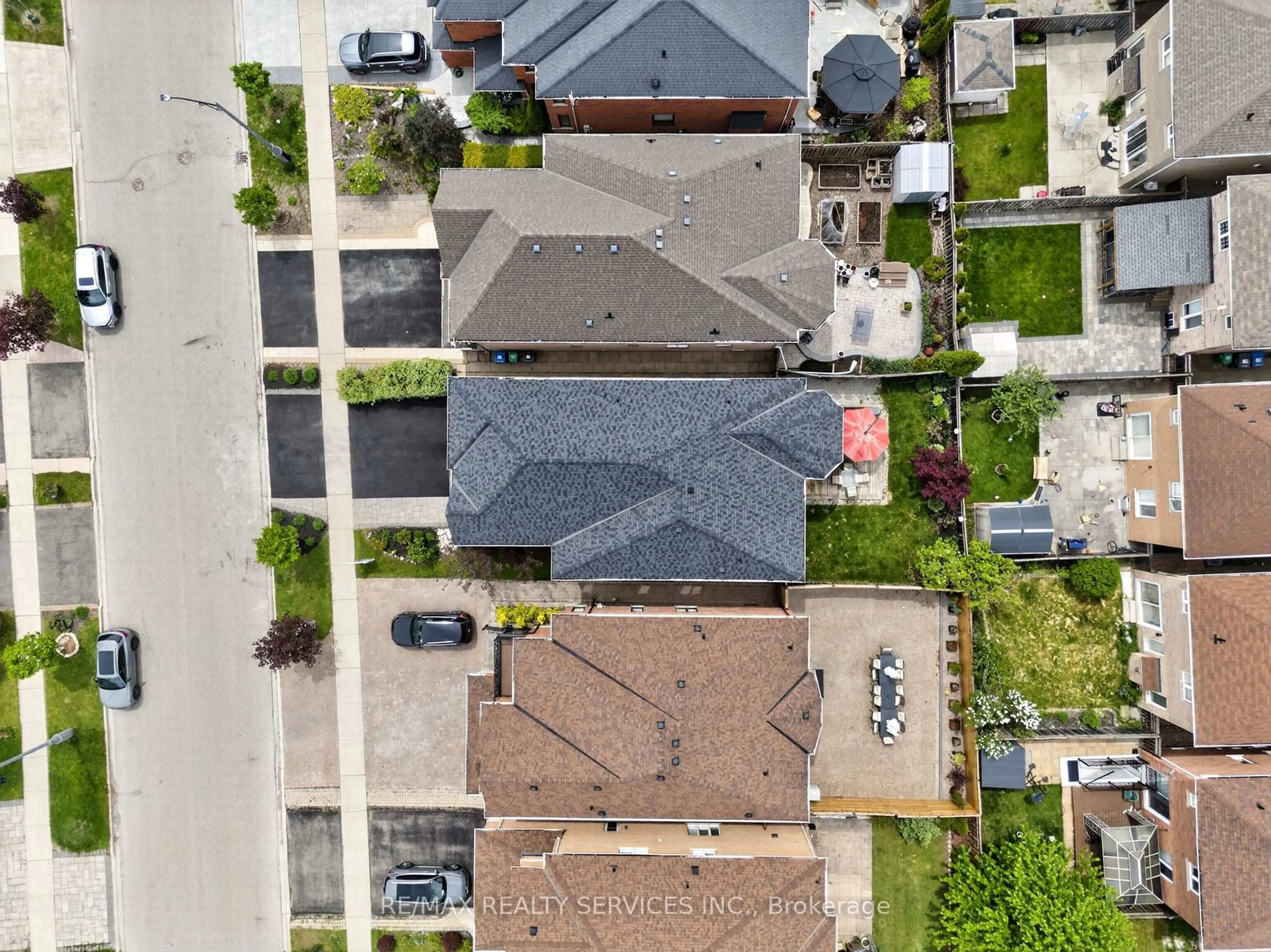 A pic from outside/outdoor area/front of a property/back of a property/a pic from drone, street for 3365 Destination Dr, Mississauga Ontario L5M 7W6
