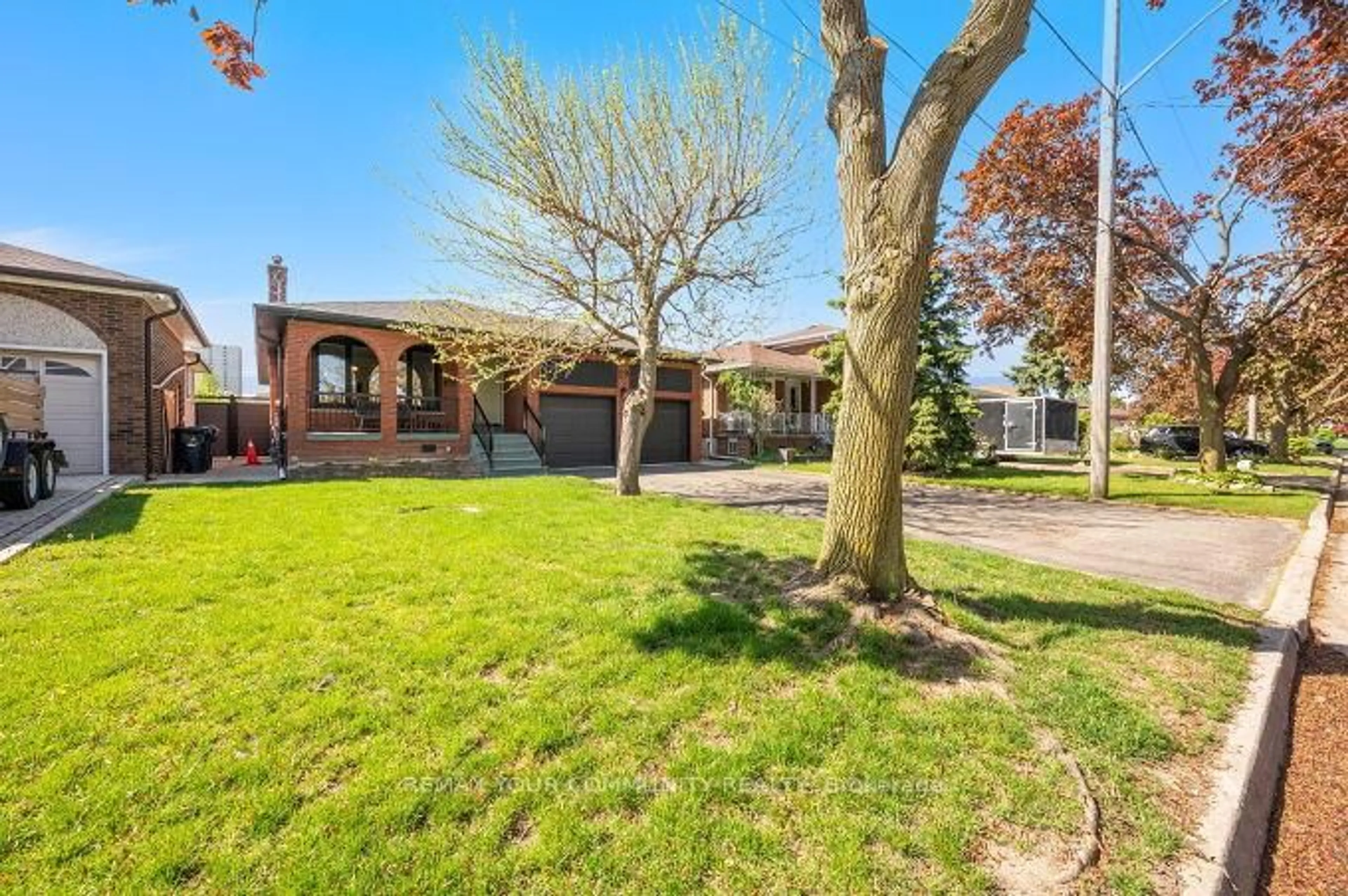 A pic from outside/outdoor area/front of a property/back of a property/a pic from drone, street for 19 Hamer Blvd, Toronto Ontario M9R 4A8