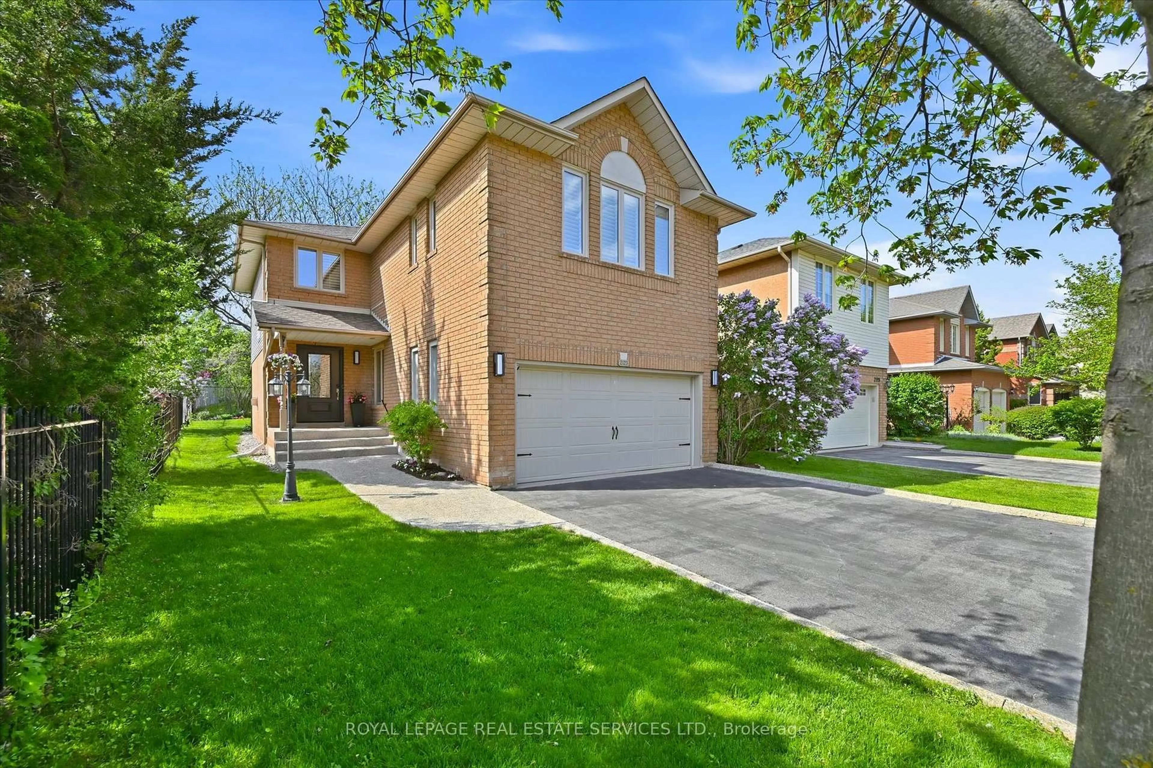 Home with brick exterior material, street for 2123 Grand Ravine Dr, Oakville Ontario L6H 6B4